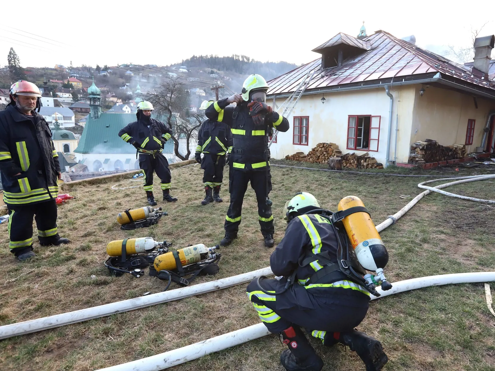 Na námestí v centre Banskej Štiavnice vypukol v sobotu dopoludnia požiar v historickej budove. Presná príčina požiaru zatiaľ nie je známa, pravdepodobne však ide o skrat elektrického vedenia," uviedla polícia s tým, že požiar vypukol v budove, v ktorej sídli známa turistická atrakcia.