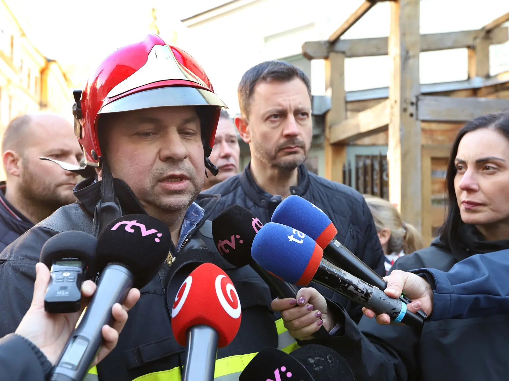 Na námestí v centre Banskej Štiavnice vypukol v sobotu dopoludnia požiar v historickej budove. Presná príčina požiaru zatiaľ nie je známa, pravdepodobne však ide o skrat elektrického vedenia," uviedla polícia s tým, že požiar vypukol v budove, v ktorej sídli známa turistická atrakcia.  Plamene sa z historickej budovy rozšírili aj na ďalšie objekty. Rozsiahly požiar v Banskej Štiavnici sa v popoludňajších hodinách podarilo zastabilizovať. Horí ešte v strešnom priestore geologického múzea. Na sním