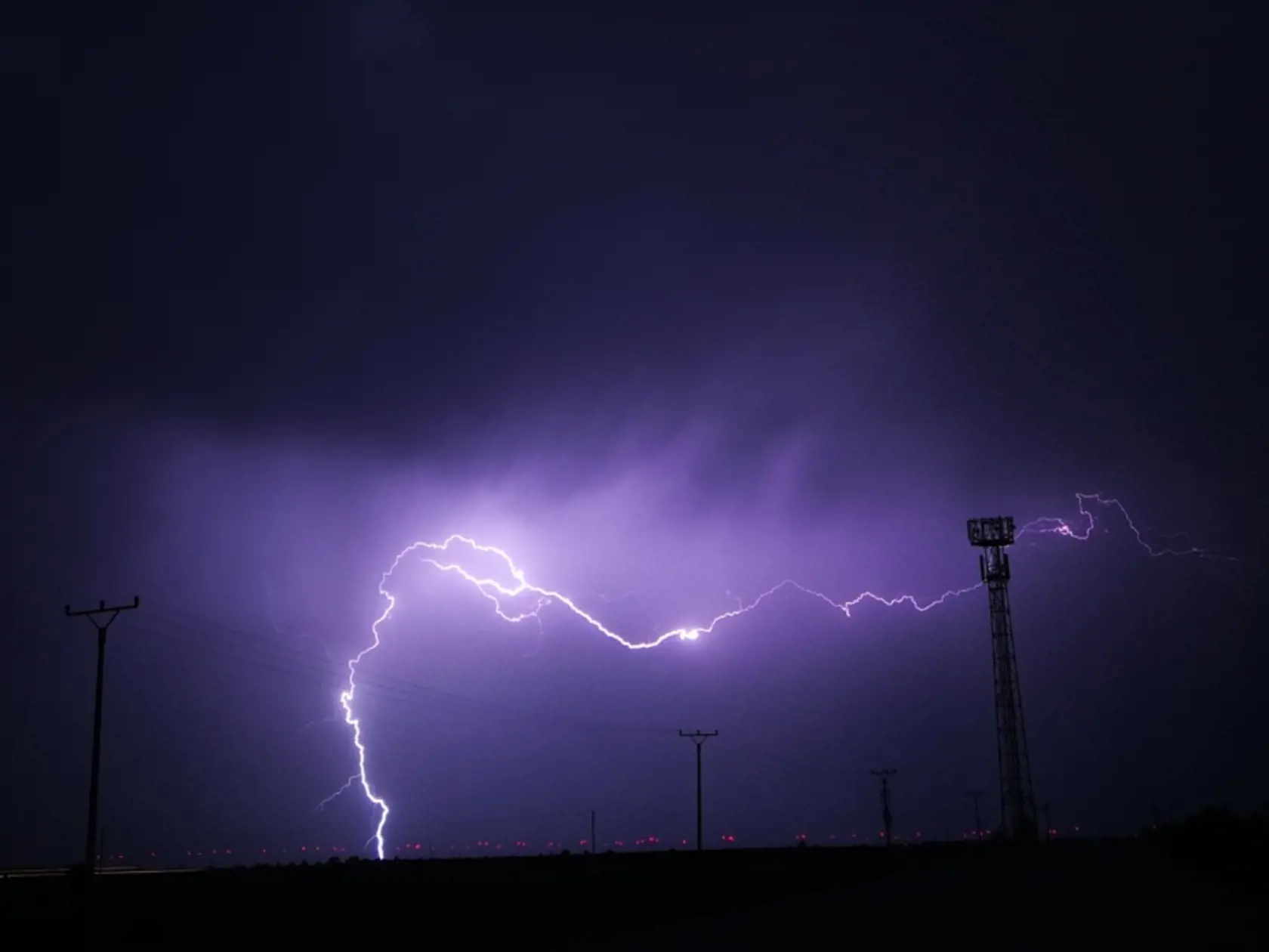 Počas popoludnia sa budú tvoriť na Slovensku ďalšie búrky, predovšetkým na severe a východe.