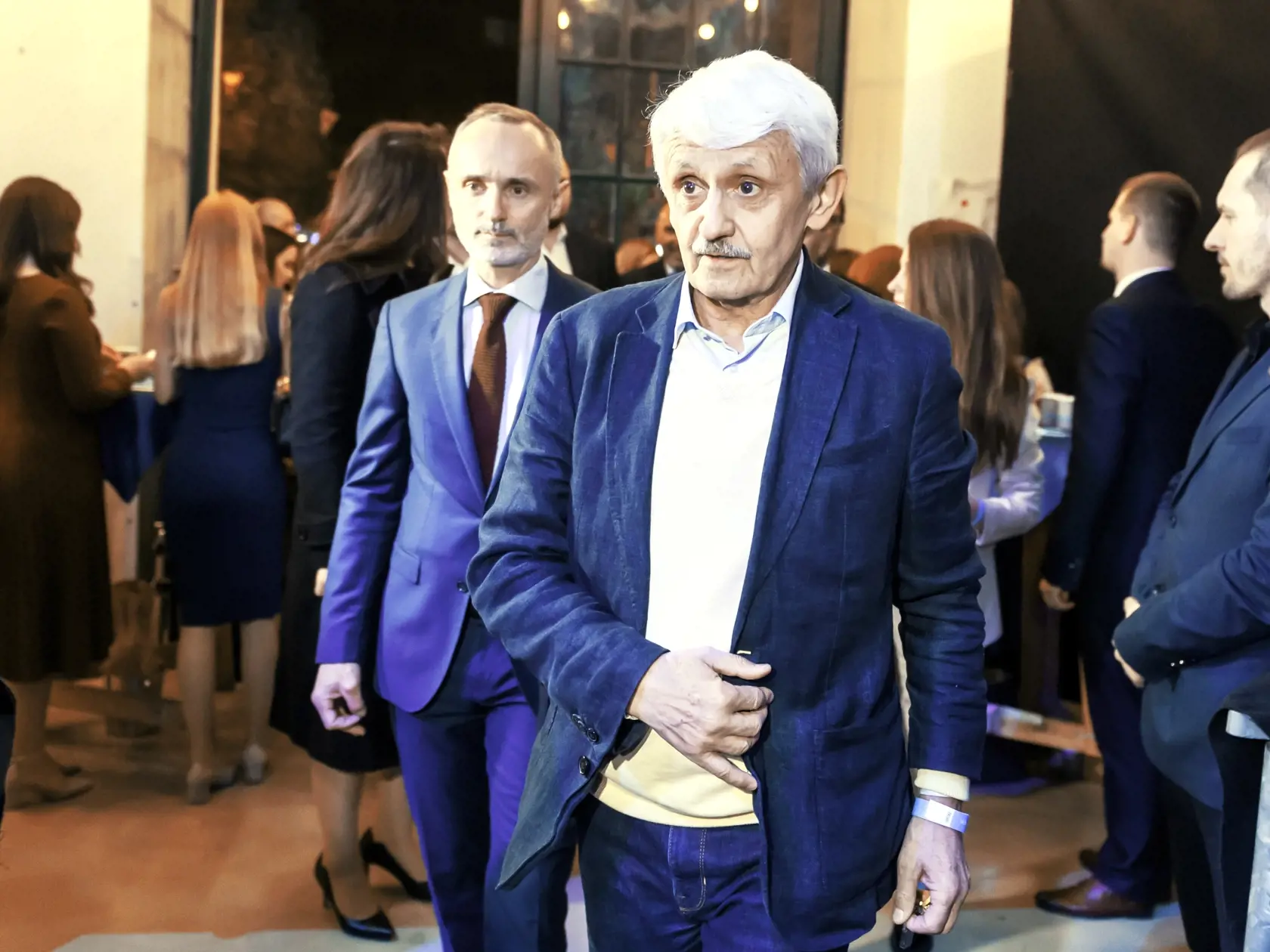Spomínaným politikom, ktorý zažil incident s Černákom na svahu, bol vtedajší premiér Mikuláš Dzurinda.