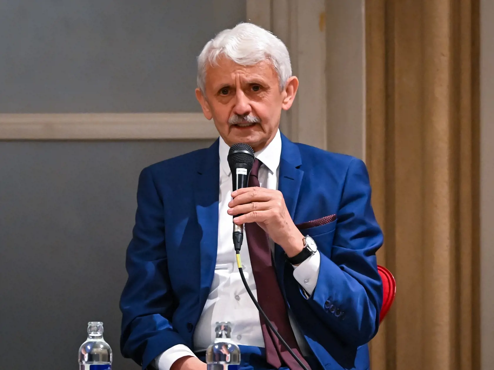 Spomínaným politikom, ktorý zažil incident s Černákom na svahu, bol vtedajší premiér Mikuláš Dzurinda.