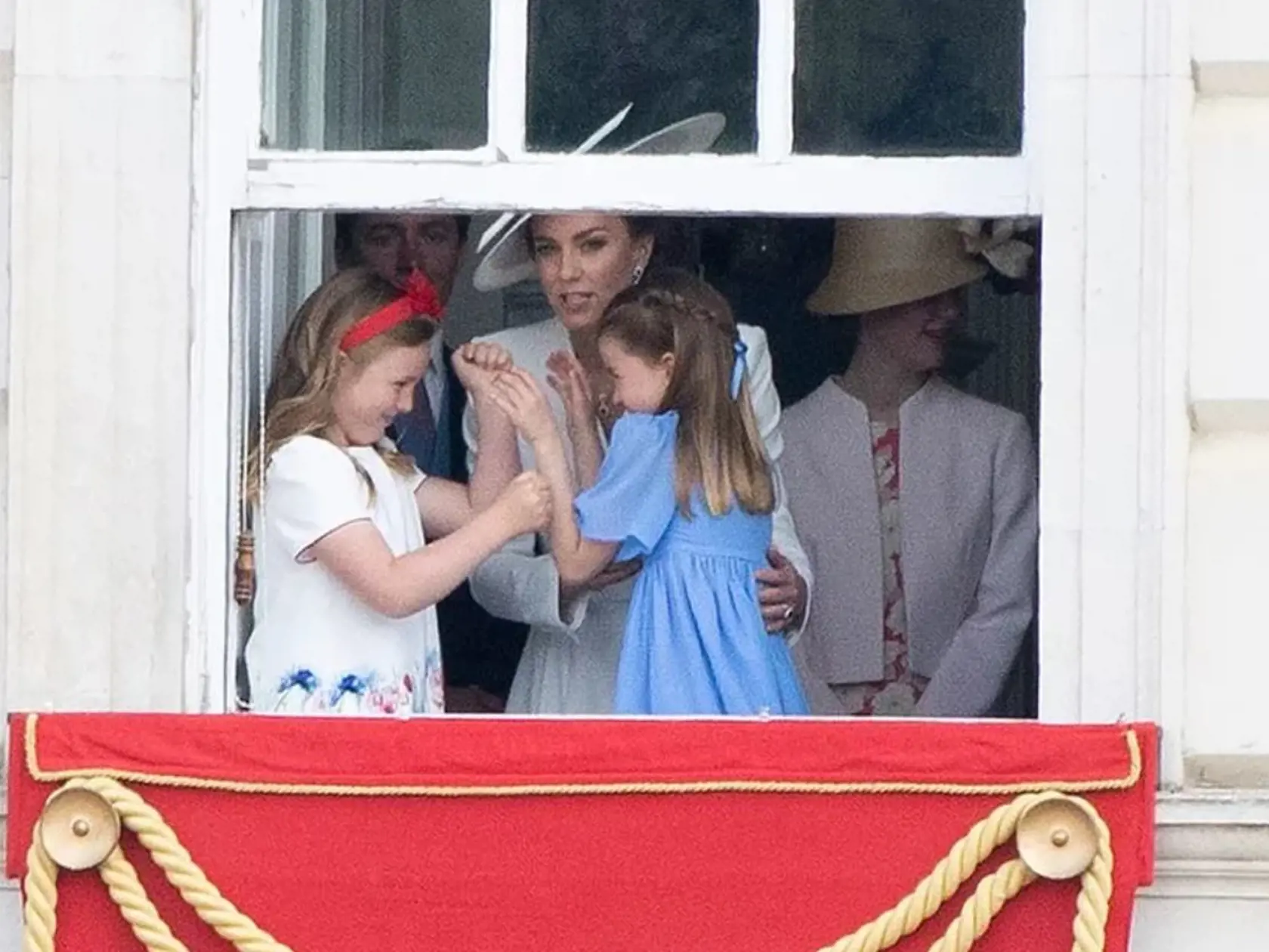 Princezná Charlotte sa zabávala v okne s kamarátkou. Mama Kate sa ich snažila skrotiť.