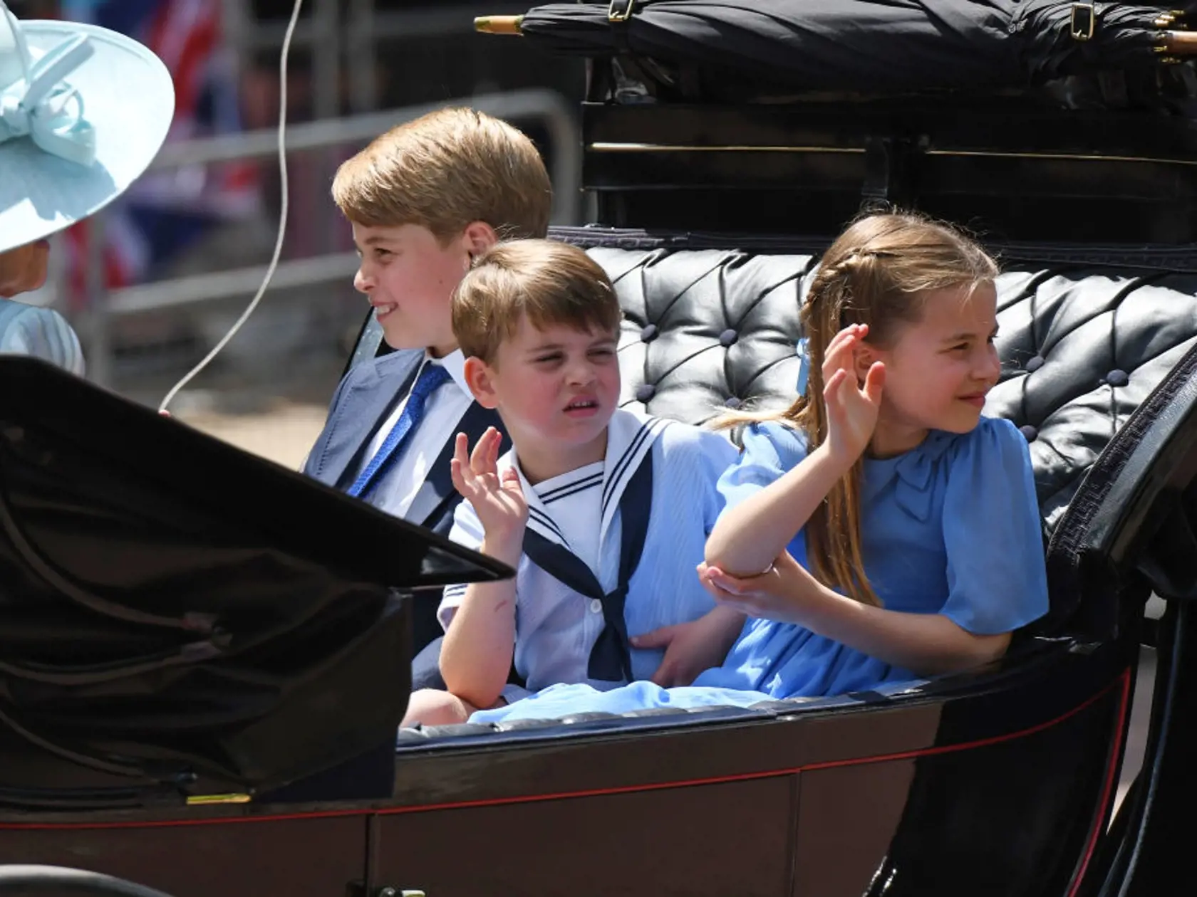 Malým princom a princeznej robila v koči spoločnosť okrem mamy Kate aj Camilla.