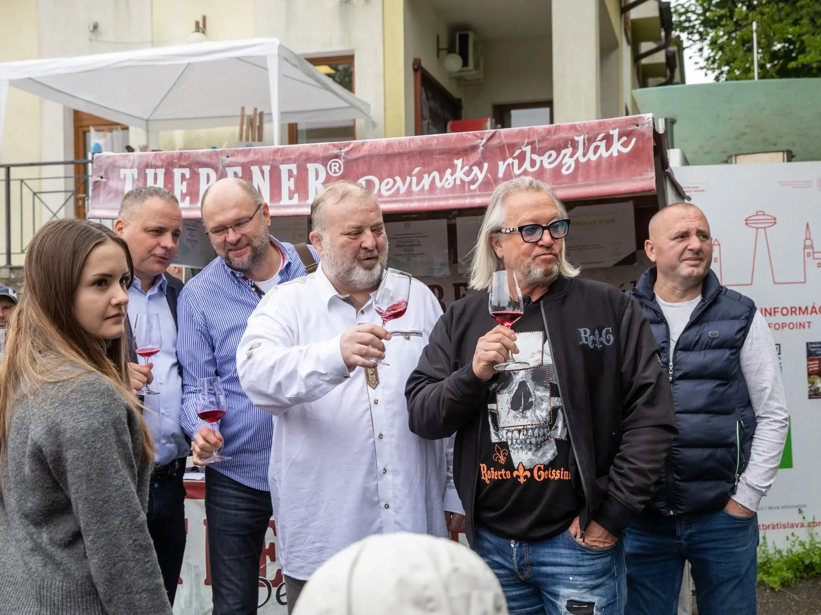 Na snímke je rodina Geissenovcov počas sobotňajšom výlete na hrad Devín. Geissenovcov sprevádzali minister hospodárstva Slovenskej republiky Richard Sulík a predseda Bratislavského samosprávneho kraja Juraj Droba.