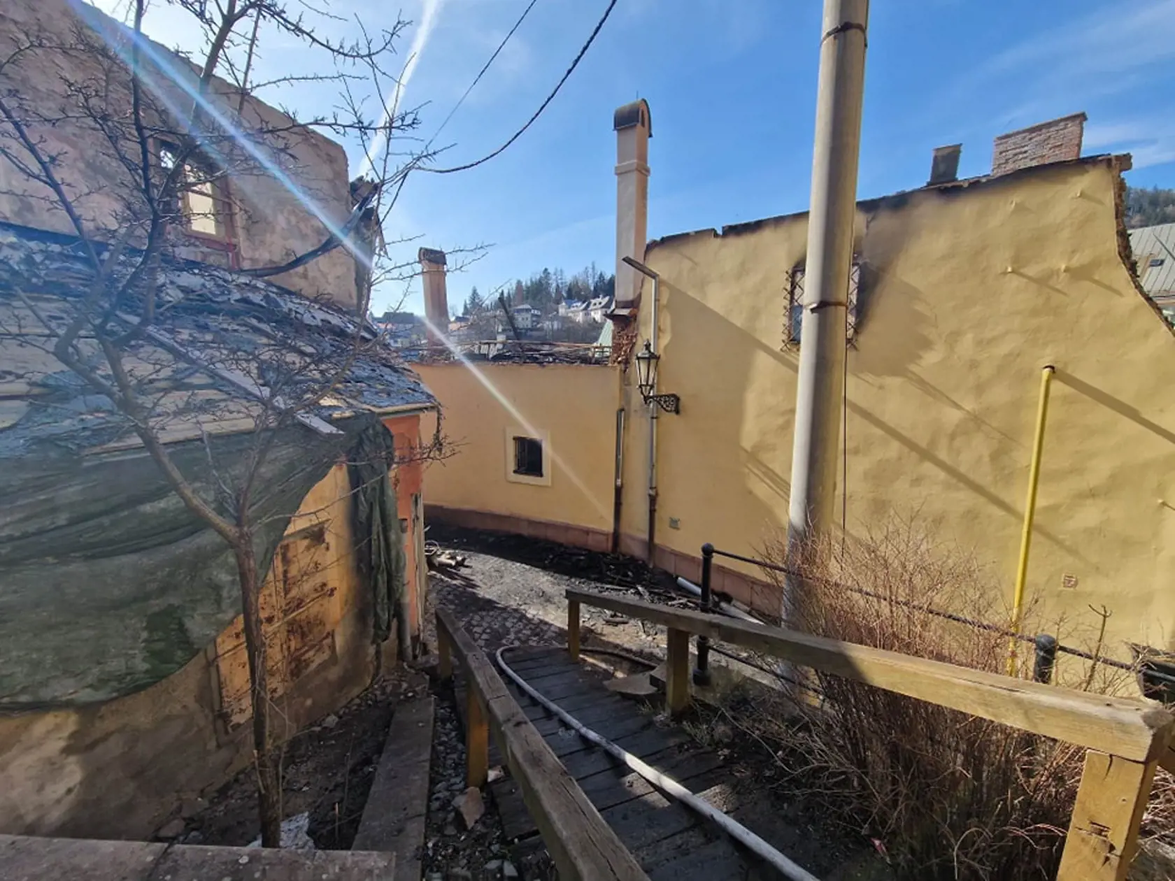 DEŇ PO: Následky požiaru v historickom centre Banskej Štiavnice.