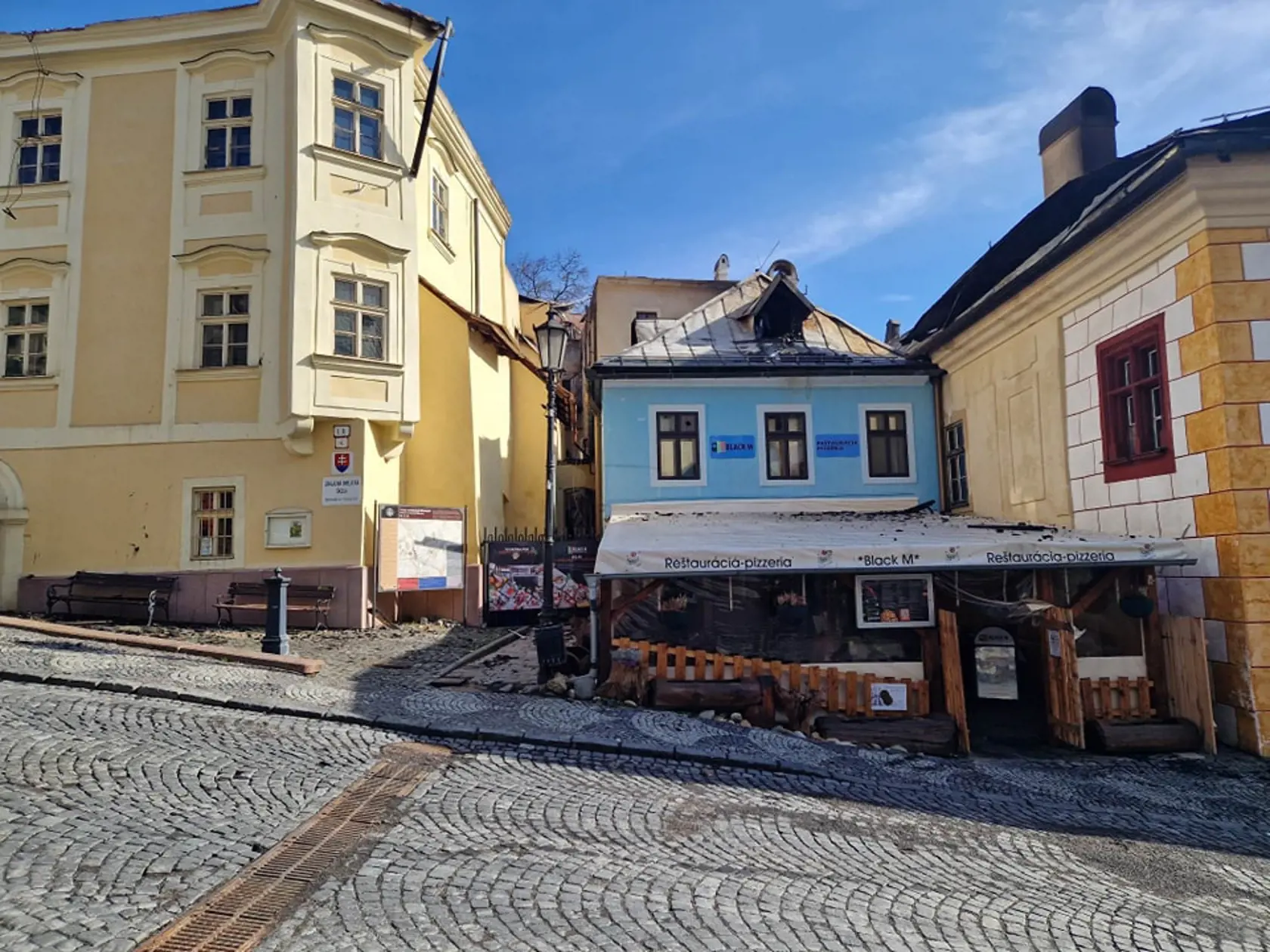DEŇ PO: Následky požiaru v historickom centre Banskej Štiavnice.
