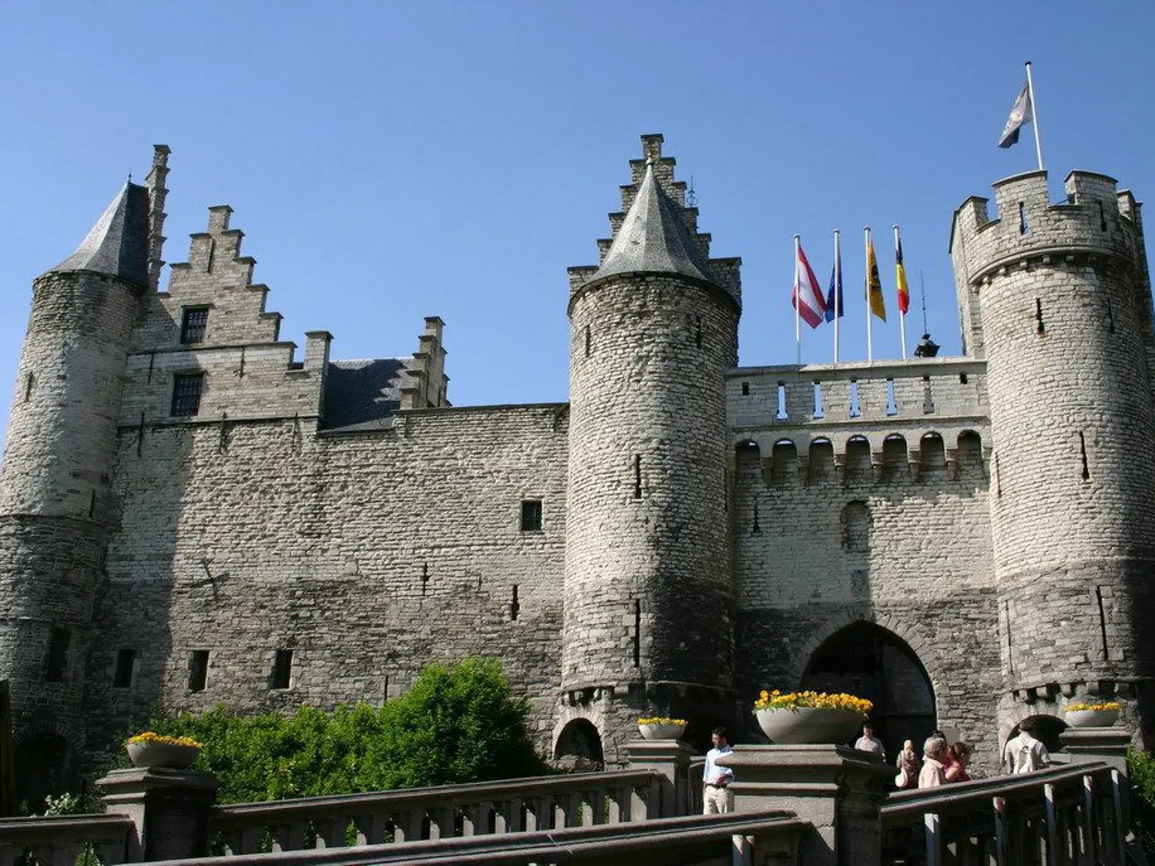 V prístave stojí hrad Steen z 9. storočia.