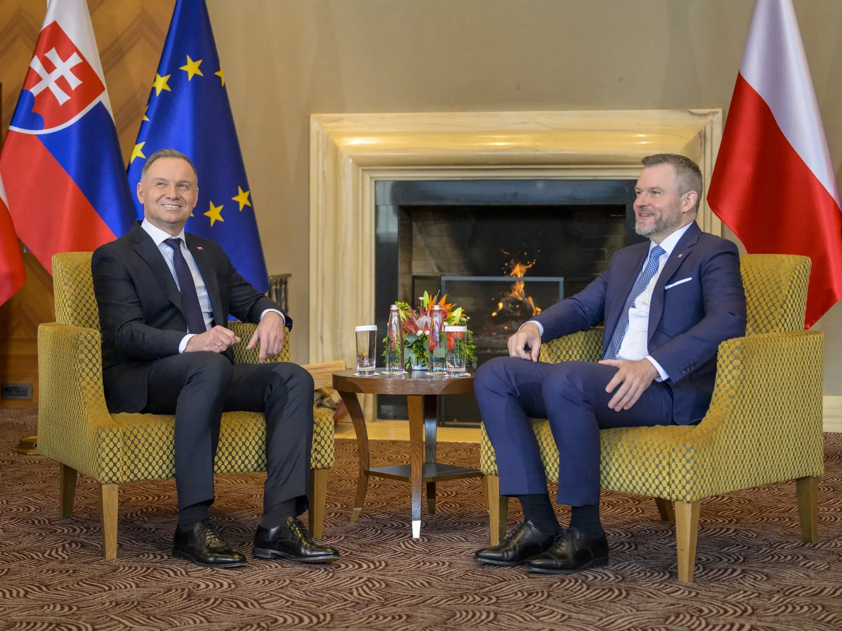 Slovenský prezident Peter Pellegrini sa rozpráva s poľským prezidentom Andrzejom Dudom počas jeho rozlúčkovej návštevy na Slovensku na Štrbskom Plese.