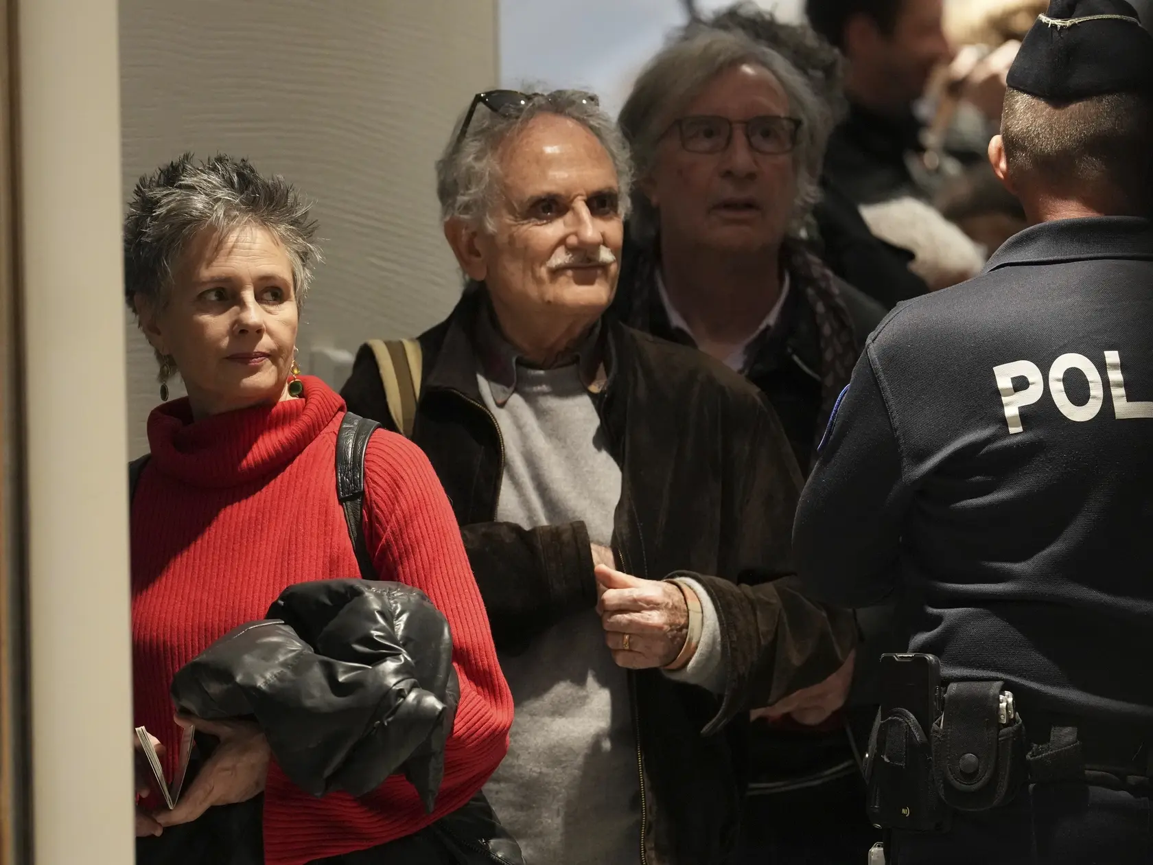 JB 26 Paríž - Herečka Anouk Grinbergová (vľavo)  vchádza do súdne siene na súde v Paríži 24. marca 2025, kde sa začne súdny proces s francúzskym hercom Gérardom Depardieuom obvineným zo sexuálneho napadnutia dvoch žien počas nakrúcania filmu Zelené okenice v roku 2021. Súd proces v októbri odročil pre hercov zdravotný stav. FOTO TASR/AP

Actor Anouk Grinberg, left, enters the courtroom as actor Gerard Depardieu faces trial for the alleged sexual assaults of two women on a film set in 2021, Monday, March 24, 2025 in Paris. (AP Photo/Aurelien Morissard)