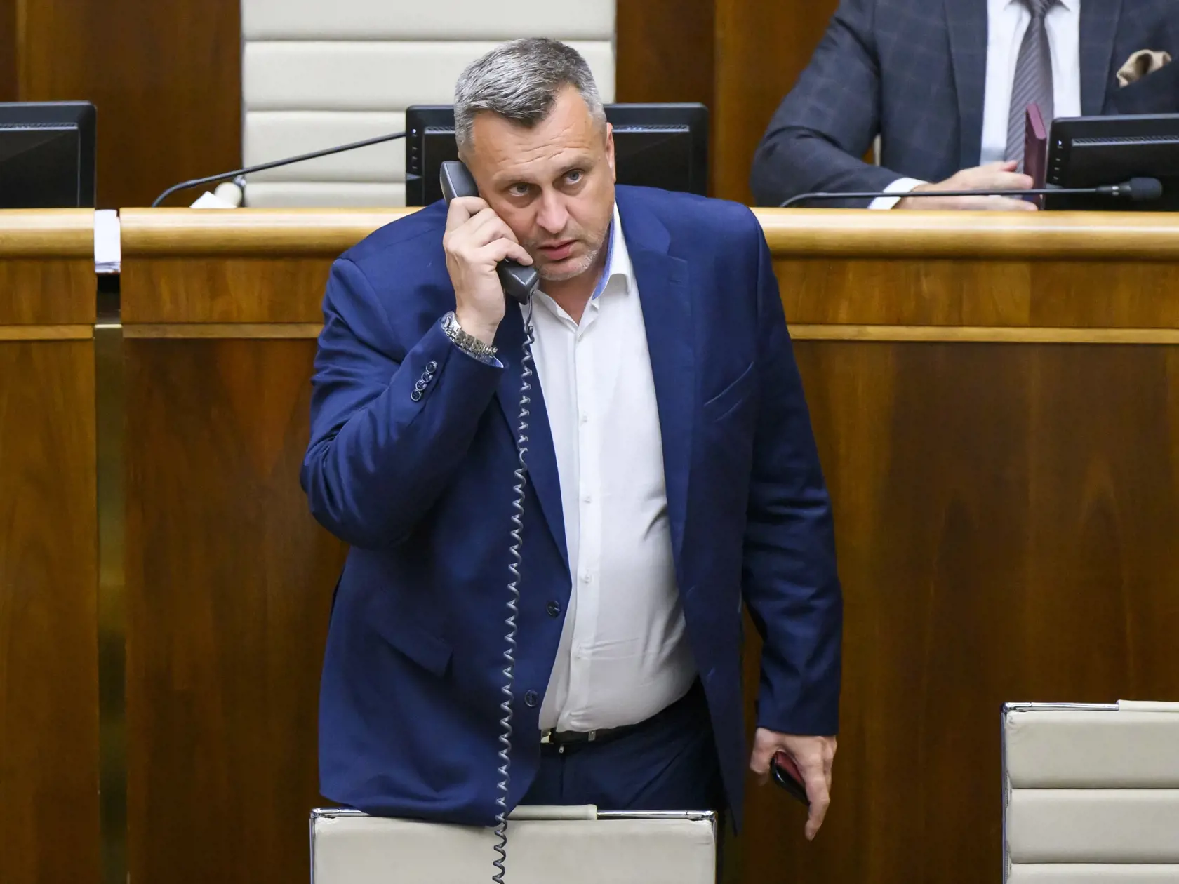 Na snímke podpredseda Národnej rady (NR) SR Andrej Danko (SNS) telefonuje počas 15. schôdze parlamentu v Bratislave vo štvrtok 20. júna 2024.