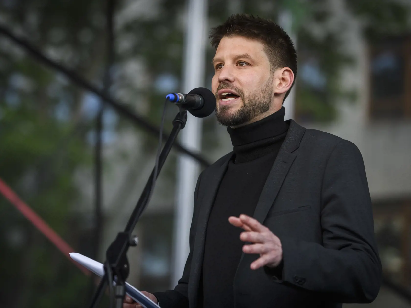 Na snímke predseda hnutia Progresívne Slovensko a podpredseda Národnej rady SR Michal Šimečka reční počas protivládneho protestu hnutia Progresívne Slovensko (PS) na Námestí slobody v Bratislave 2. mája 2024.