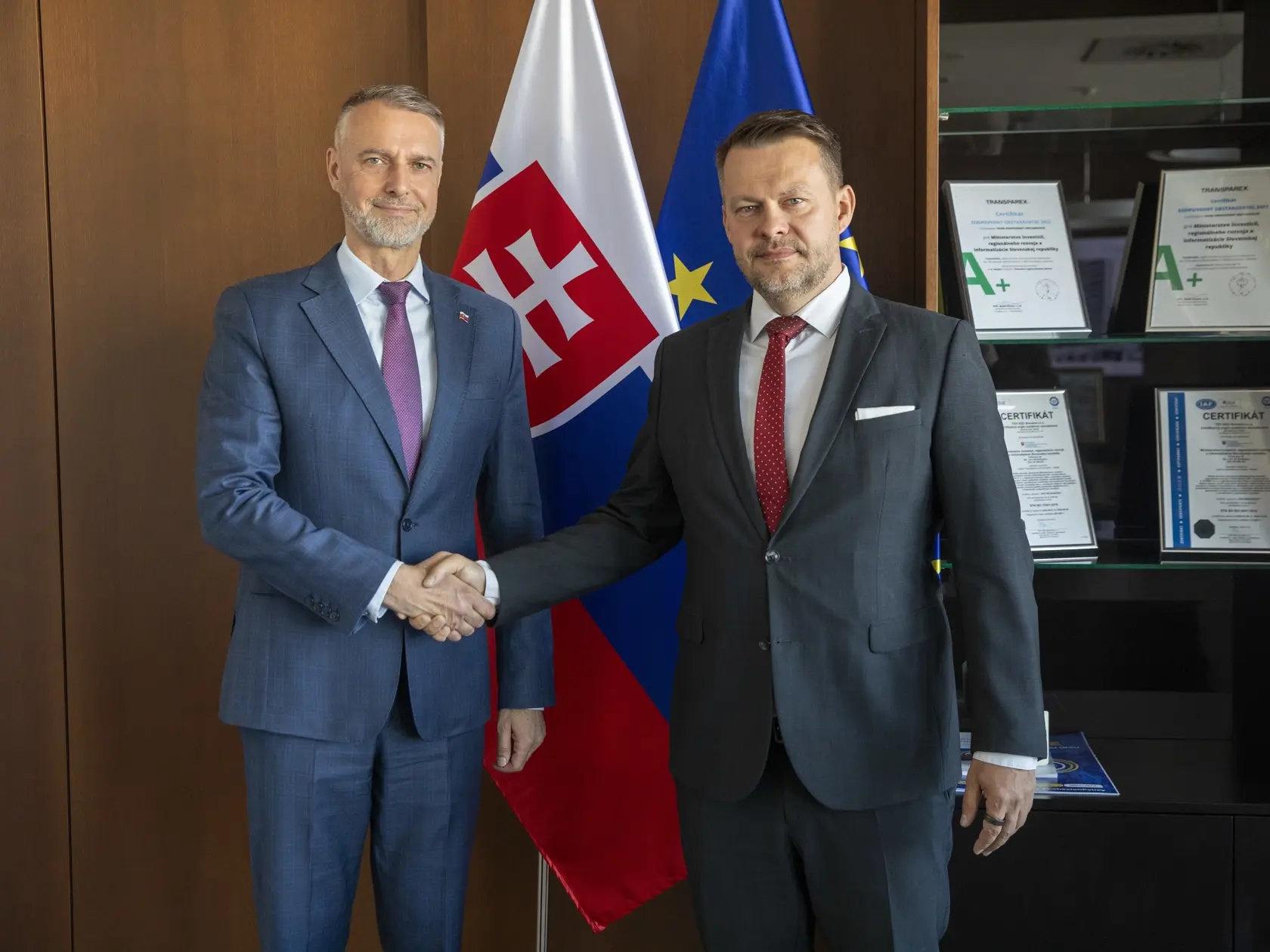 Na snimke je príchod nového ministra investícií, regionálneho rozvoja a informatizácie, MIRRI, Samuela Migaľa.
Úrad odovzdáva Richard Raši.