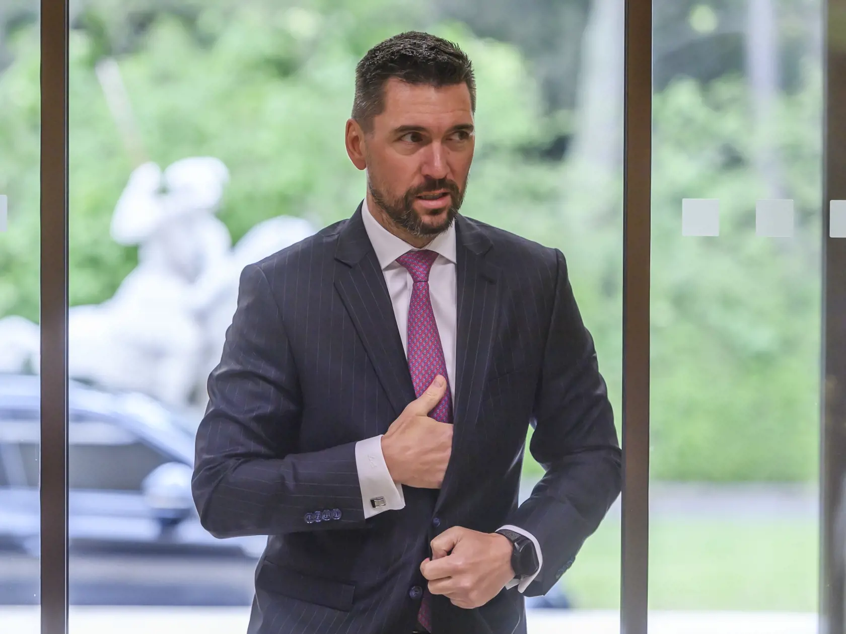 Na snímke minister pôdohospodárstva a rozvoja vidieka SR Richard Takáč (Smer-SD) prichádza na 28. rokovanie Vlády SR v Bratislave 17. apríla 2024. FOTO TASR - Jaroslav Novák