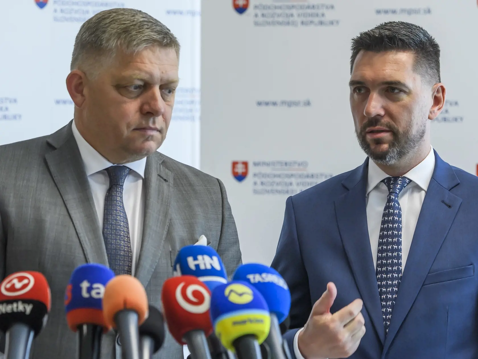 Na snímke zľava predseda vlády SR Robert Fico (Smer-SD) a minister pôdohospodárstva a rozvoja vidieka SR Richard Takáč (Smer-SD) počas tlačovej konferencie  po spoločnom pracovnom rokovaní na tému: Pol roka po voľbách - odpočet plnenia programového vyhlásenia vlády SR v oblasti pôdohospodárstva a plány na najbližšie obdobie. V Bratislave 9. apríla 2024.