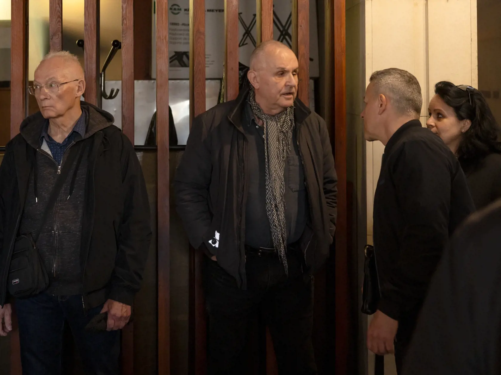 Posledná rozlúčka s Ľubomírom „Kyslíkom“ Stankovským, jedným zo zakladateľov hudobnej skupiny Modus v ktorej pôsobil ako bubeník a spevák. Na snímke je Jožo Ráž a Štefan Bugala.