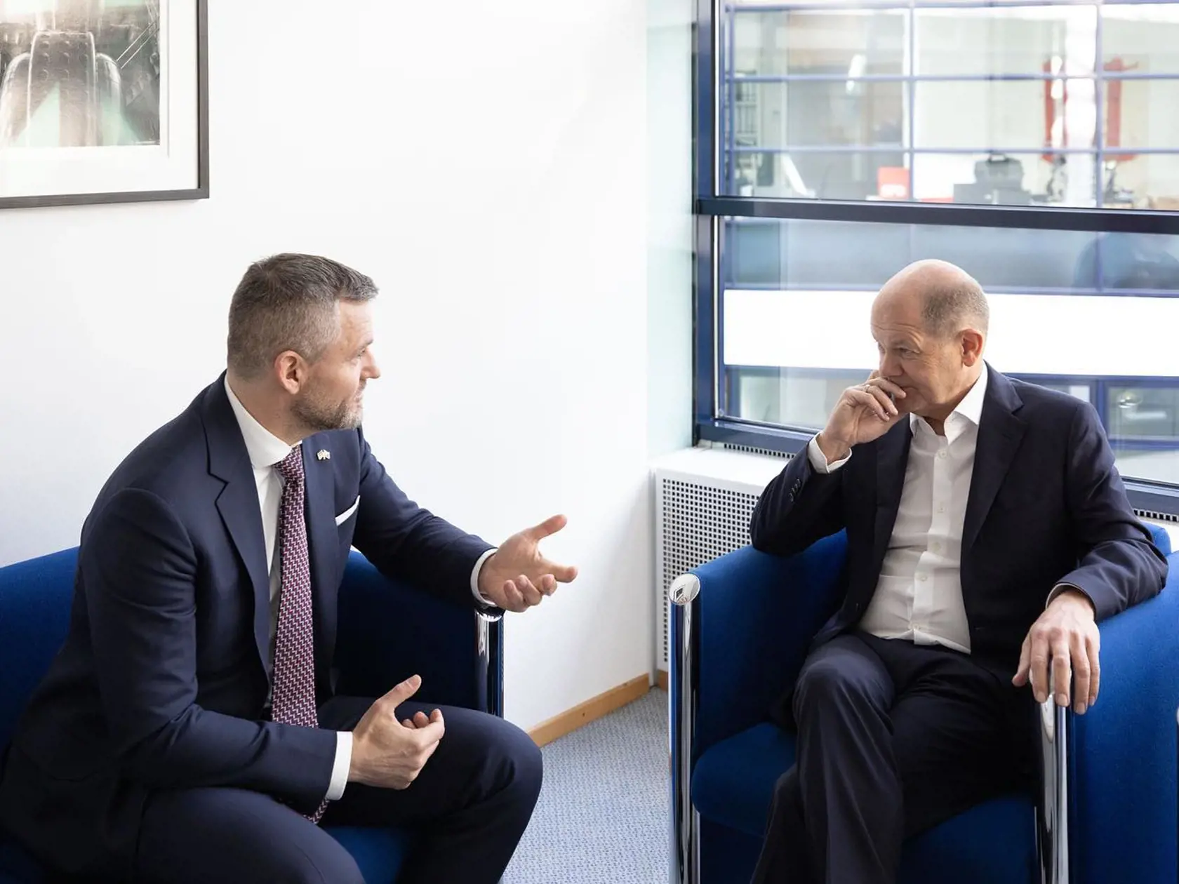 Predseda strany Hlas-SD Peter Pellegrini vo štvrtok rokoval v Berlíne s nemeckým kancelárom Olafom Scholzom o nemeckej ekonomike i mierovom riešení konfliktu na Ukrajine. Pellegrini sa v Berlíne stretol aj s predsedom poslaneckého klubu Sociálnodemokratickej strany Nemecka (SPD) pre zahraničné vzťahy Nilsom Schmidtom.