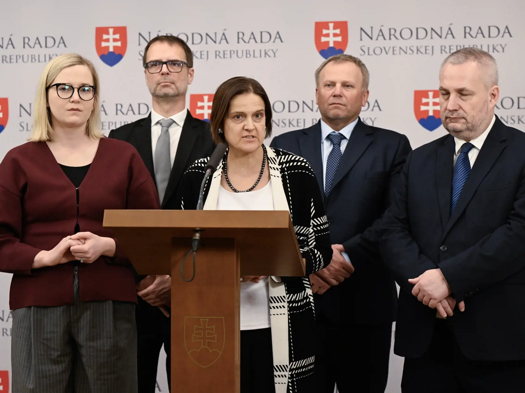 Na snímke poslanci NR SR za SaS zľava Vladimíra Marcinková, Tomáš Szalay, Mária Kolíková, Vladimír Ledecký a Ondrej Dostál počas vyjadrenia na mimoriadnej schôdzi NR SR k opozičnému návrhu na vyslovenie nedôvery vláde SR 21. januára 2024 v Bratislave. Mimoriadna schôdza o opozičnom návrhu na vyslovenie nedôvery vláde v utorok pokračovala v utajenom režime, pretože premiér Robert Fico na nej predložil správu obsahujúcu utajované skutočnosti. FOTO TASR - Pavel Neubauer