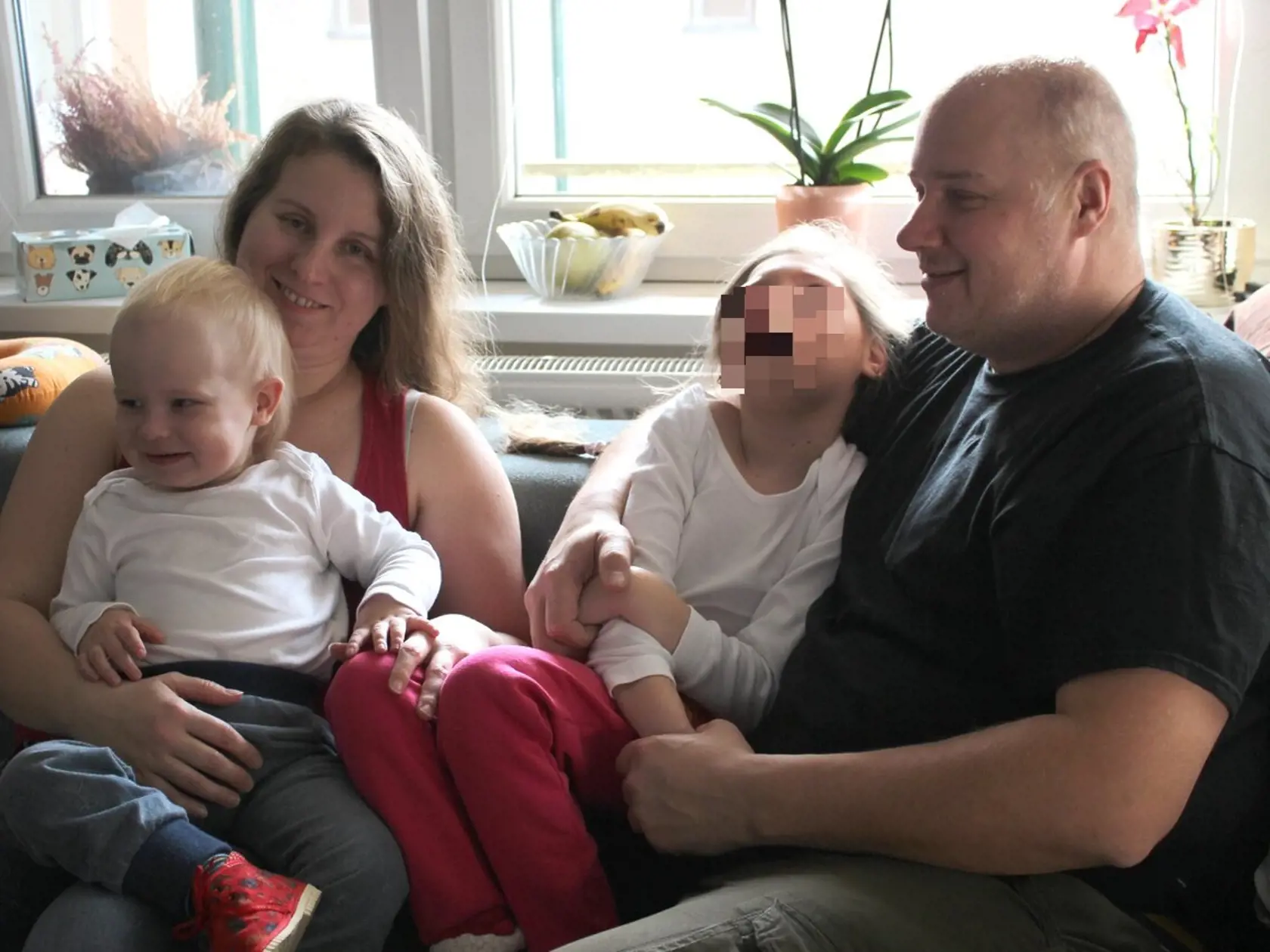 Krásne dievčatko Janka, dcéra nebohého Mariána a Janky Neupauerovcov, je postihnuté. Vdova bude potrebovať veľa financií na jej rehabilitáciu, ktorá by jej mala pomôcť a čiastočne ju zbaviť bolestí a kŕčov.