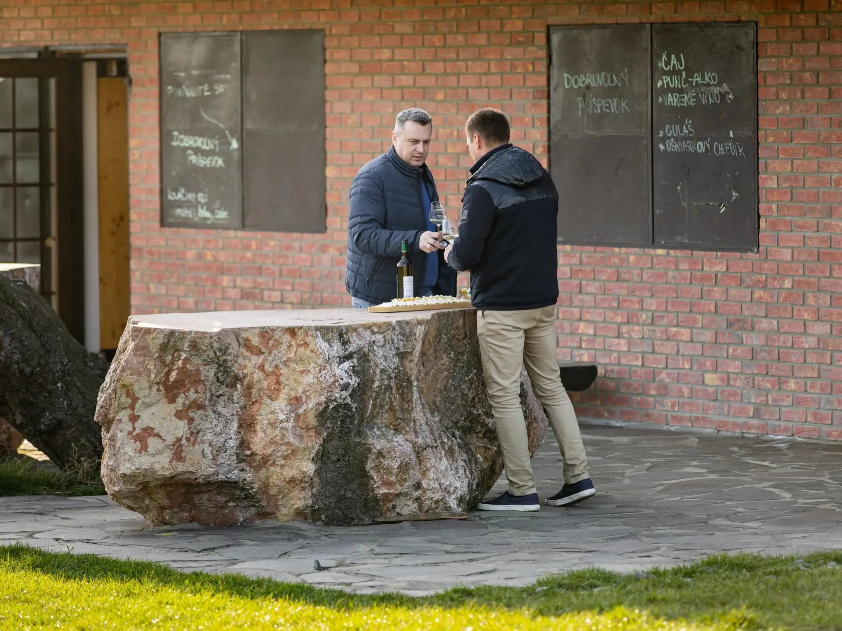 Tomáš Taraba a Andrej Danko pri víne v Pezinku. 