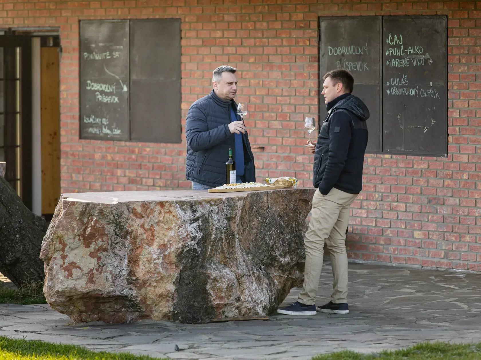 Tomáš Taraba a Andrej Danko pri víne v Pezinku. 