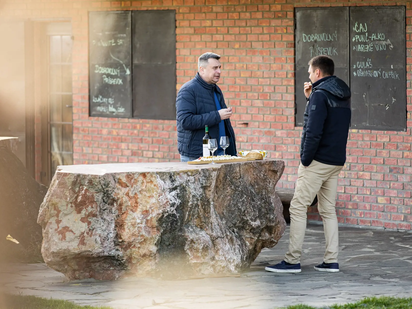 Tomáš Taraba a Andrej Danko pri víne v Pezinku. 