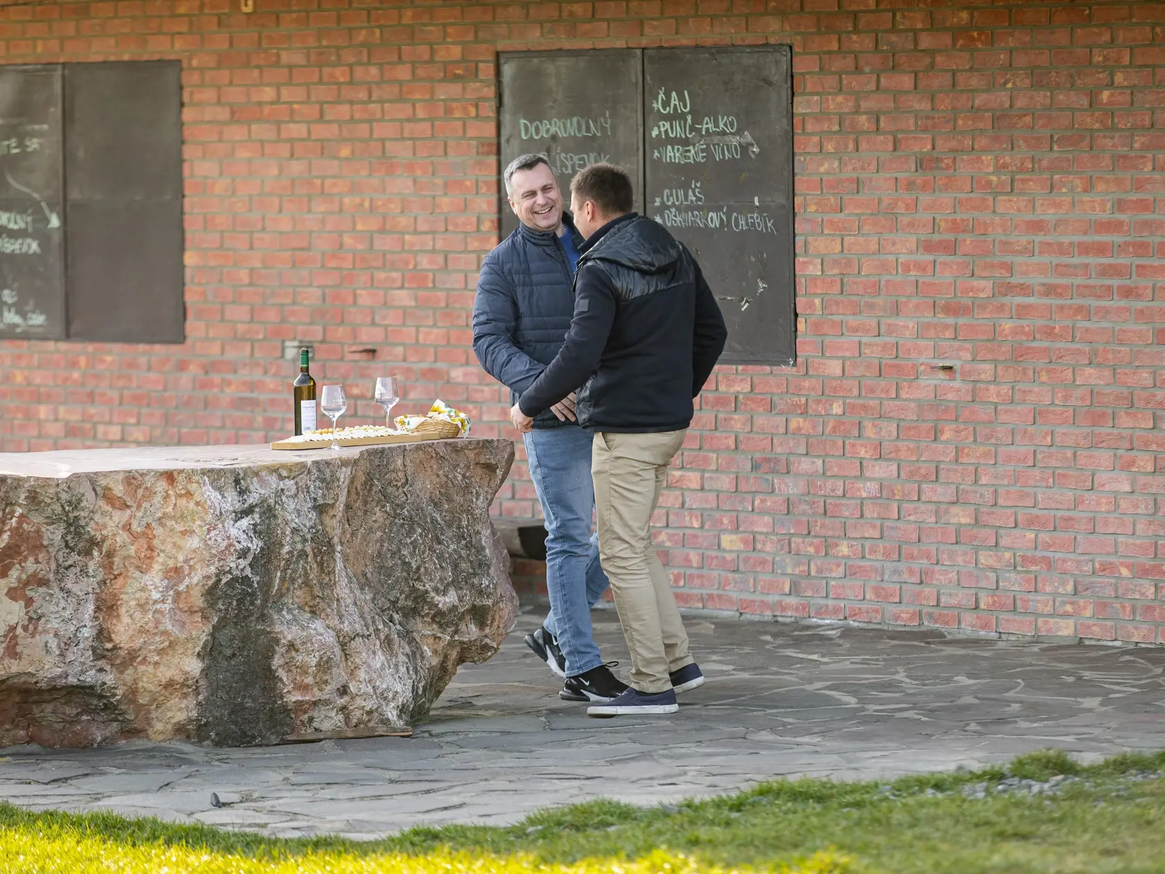 Tomáš Taraba a Andrej Danko pri víne v Pezinku. 