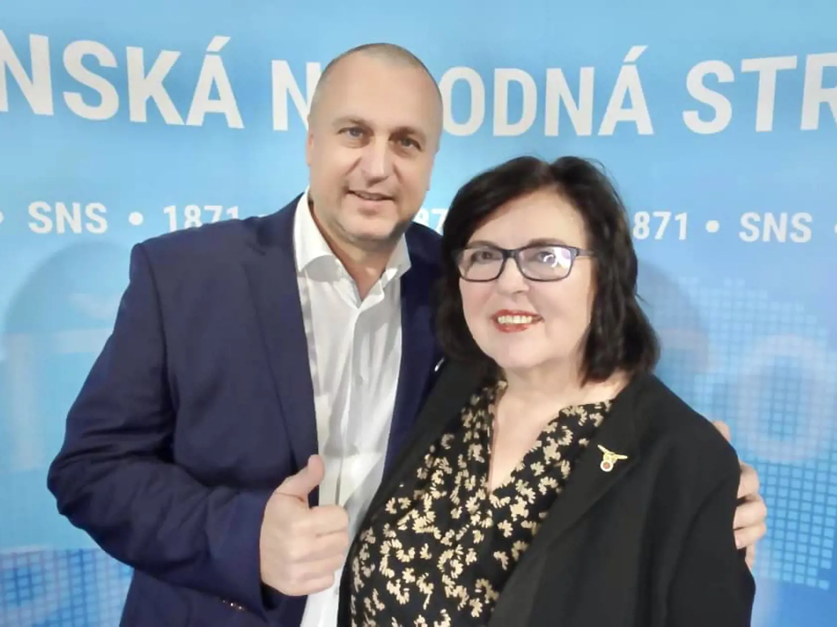 Andrej Danko prehral stávku a oholil si hlavu.