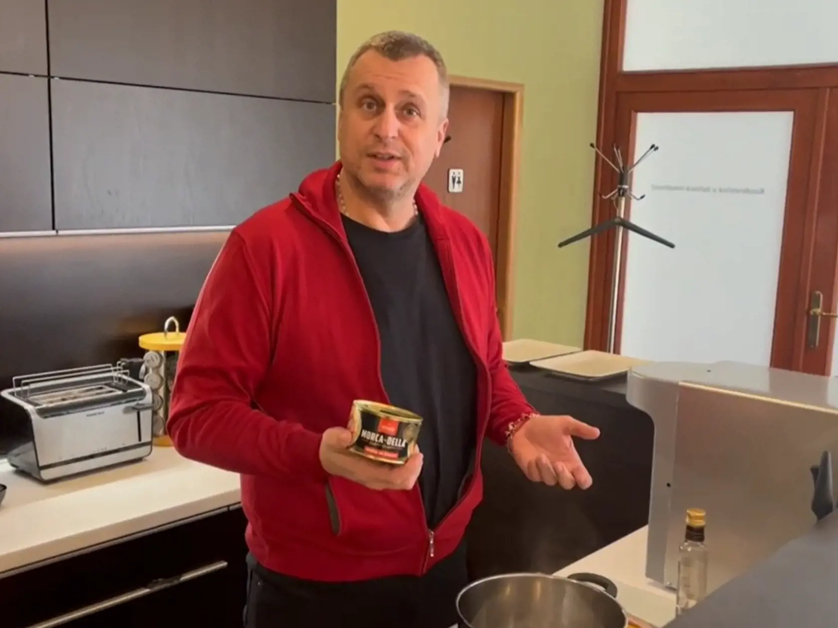 "Nemáme tu síce pizza piecku, len malú dvojplatničku a občas si tu robíme obed. Rozhodol som sa urobiť známe „študentské špagety“ – cestoviny s morca-dellou," hovorí vo videu Danko, naznačujúc tak výrazné šetrenie a obmedzovanie sa za študentských čias.