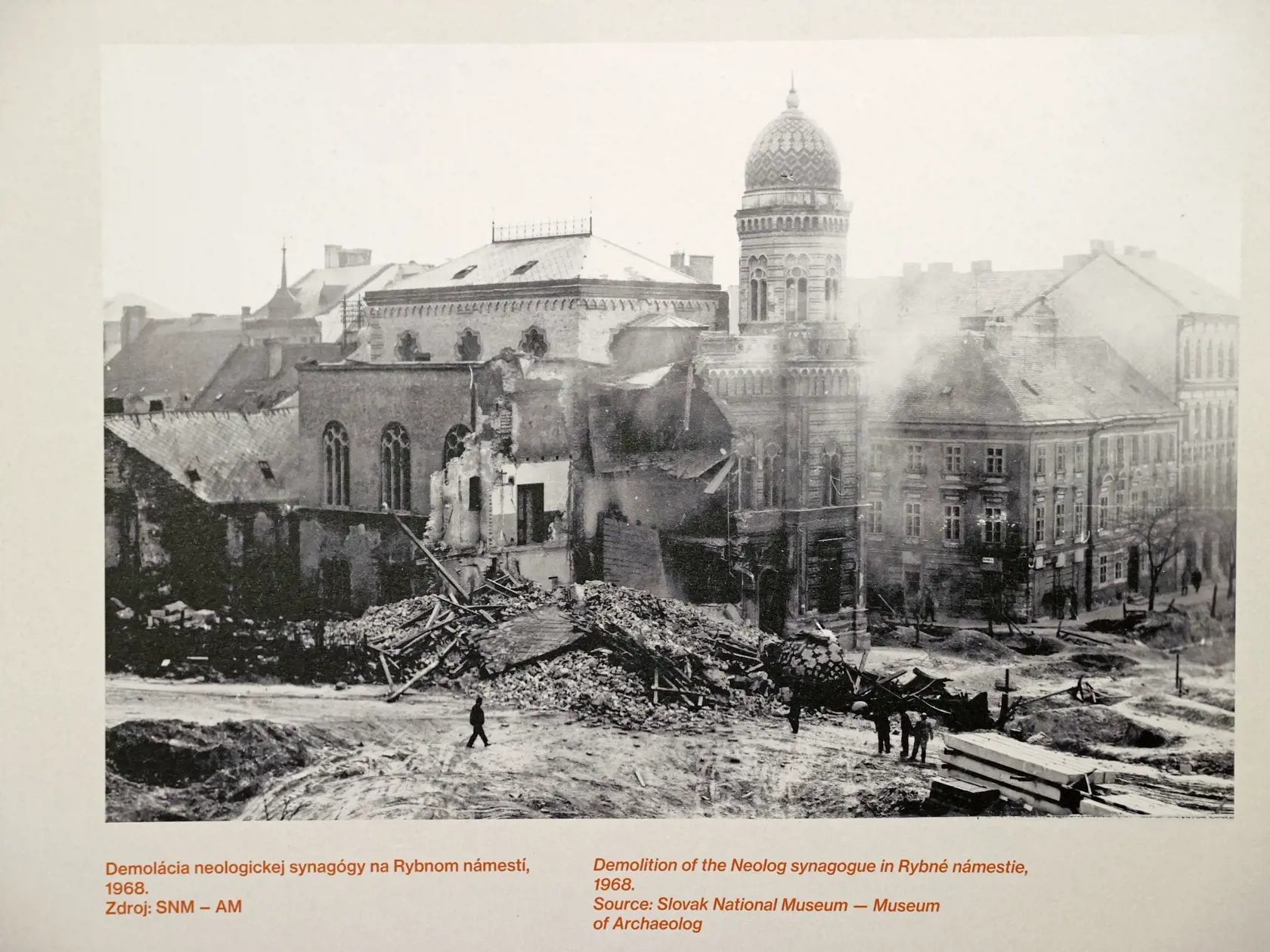 1968 - Demolácia neologickej synagógy na Rybnom námestí. Na jej mieste bola vystavané široká cesta.