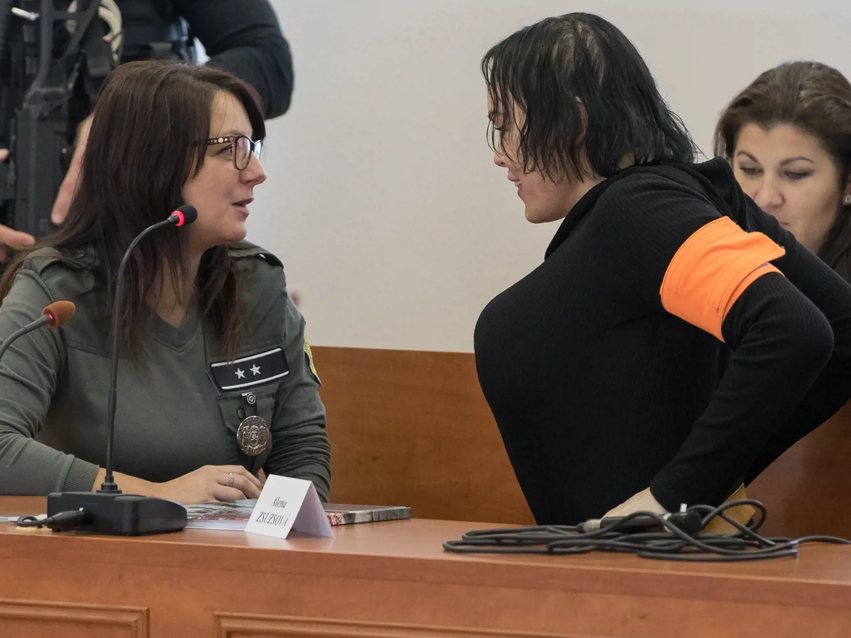 Pojednávanie v prípade vraždy Jána Kuciaka († 27) a jeho snúbenice. Obžalovaná Alena Zsuzsová pri diskusii s príslušníčkou Zboru väzenskej a justičnej stráže.