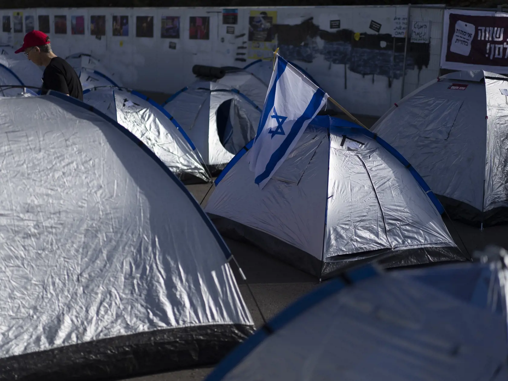 Kritici izraelskej vlády si postavili  vyše 100 stanov pred budovou parlamentu v Jeruzaleme v pondelok 1. apríla 2024. Demonštranti stany postavili v rámci štvordňovej protestnej akcie.  Účastníci protestov, ktoré sa konajú pri sídle Knesetu (parlamentu), žiadajú rezignáciu vlády, vypísanie nových volieb a rýchle vysporiadanie sa so situáciu rukojemníkov, ktorých v Pásme Gazy zadržiava palestínske militantné hnutie Hamas.