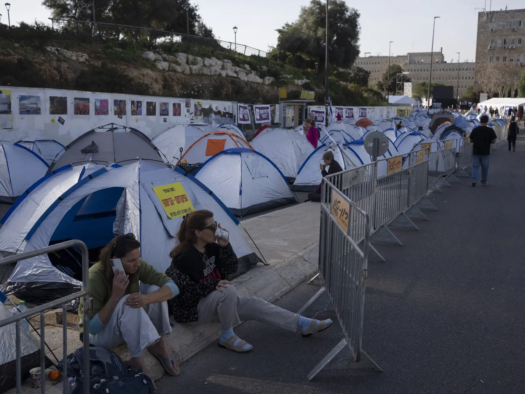 Kritici izraelskej vlády si postavili  vyše 100 stanov pred budovou parlamentu v Jeruzaleme v pondelok 1. apríla 2024. Demonštranti stany postavili v rámci štvordňovej protestnej akcie.  Účastníci protestov, ktoré sa konajú pri sídle Knesetu (parlamentu), žiadajú rezignáciu vlády, vypísanie nových volieb a rýchle vysporiadanie sa so situáciu rukojemníkov, ktorých v Pásme Gazy zadržiava palestínske militantné hnutie Hamas.