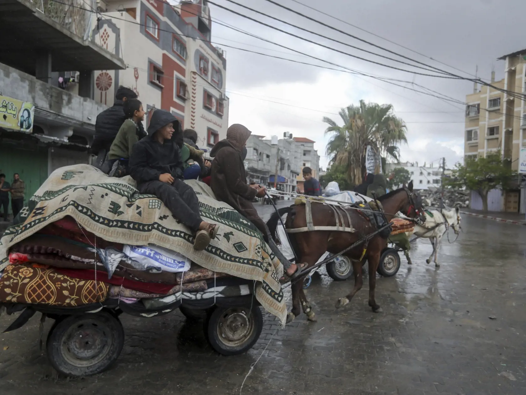 Palestínčania utekajú z východnej časti mesta Rafah na juhu Pásma Gazy po tom, ako im izraelská armáda nariadila evakuáciu pred vojenskou operáciou v Rafahu 6. mája 2024.  Izraelská armáda v pondelok vyzvala obyvateľov vo východnej časti mesta Rafah ležiaceho na juhu Pásma Gazy, aby sa dočasne presunuli do "humanitárnej oblasti".