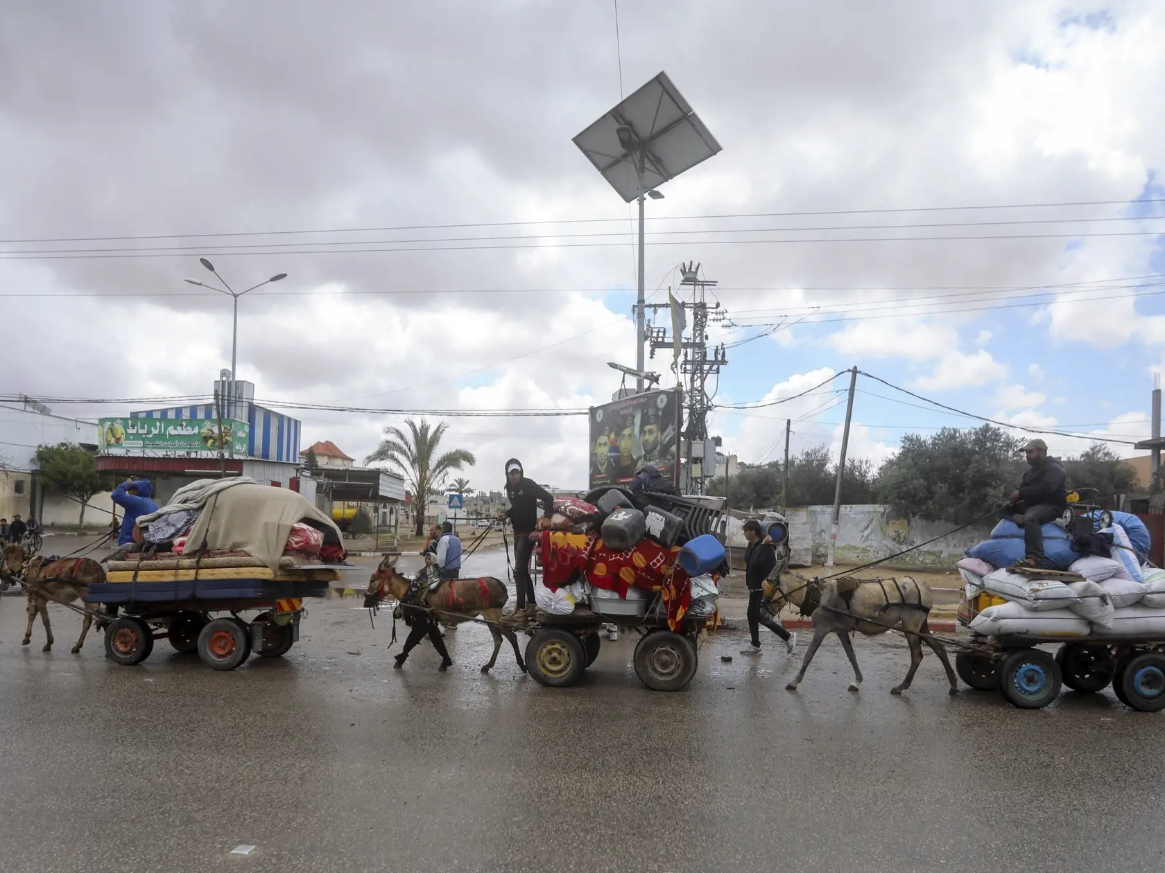 Palestínčania utekajú z východnej časti mesta Rafah na juhu Pásma Gazy po tom, ako im izraelská armáda nariadila evakuáciu pred vojenskou operáciou v Rafahu 6. mája 2024.  Izraelská armáda v pondelok vyzvala obyvateľov vo východnej časti mesta Rafah ležiaceho na juhu Pásma Gazy, aby sa dočasne presunuli do "humanitárnej oblasti".
