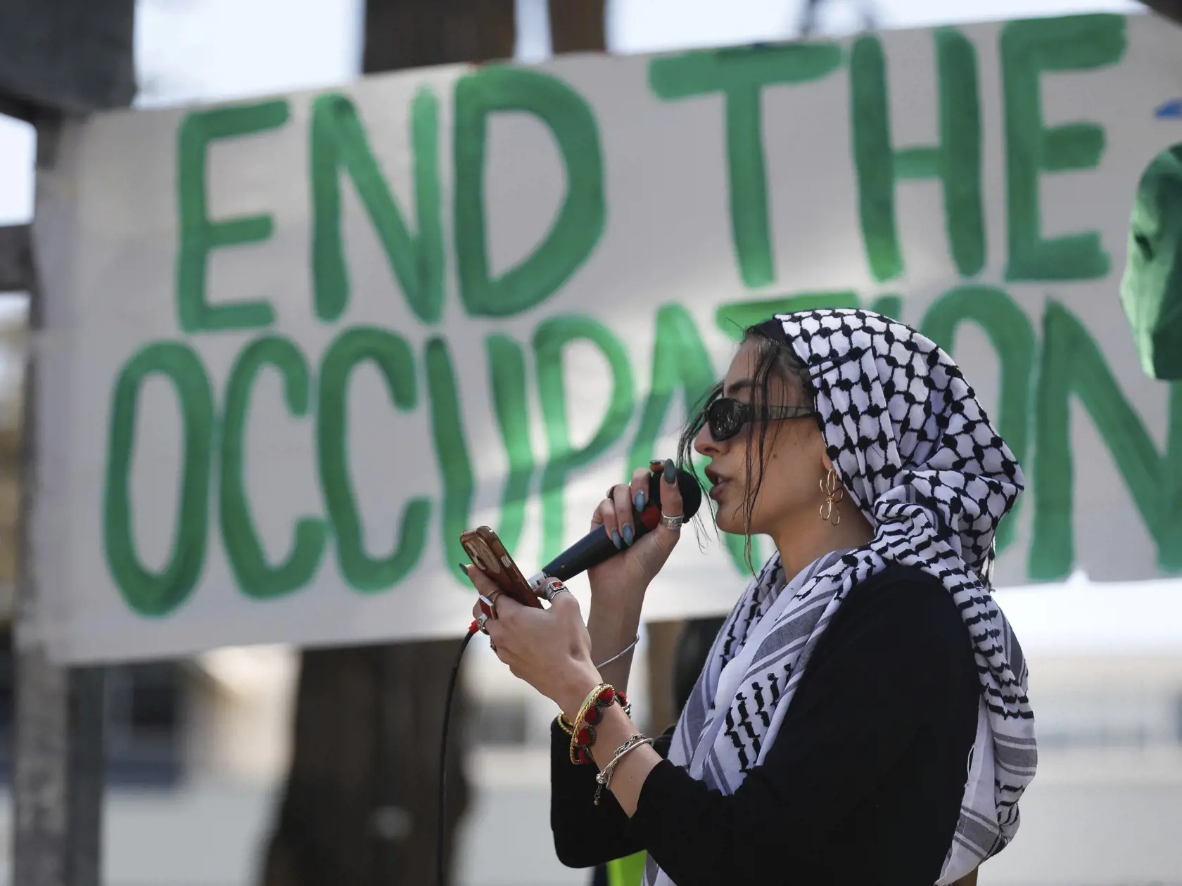 Študentka rozpráva počas zhromaždenia na vyjadrenie solidarity s Palestínčanmi v Gaze v propalestínskom tábore v areáli univerzity v San Franciscu 29. apríla 2024. Polícia v sobotu zadržala takmer 200 ľudí na troch amerických univerzitách, kde sa konali protesty proti vojenskej operácii Izraela proti palestínskemu militantnému hnutiu Hamasu v Pásme Gazy.