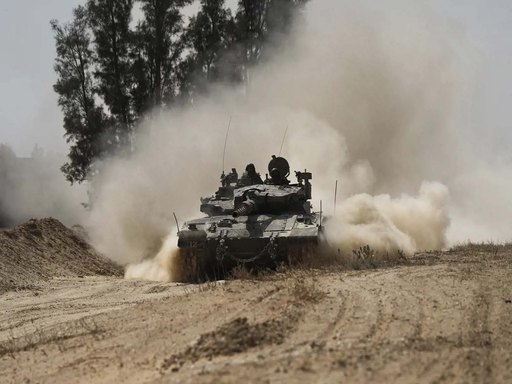 Izraelský tank sa nachádza v blízkosti hraníc s Pásmom Gazy na juhu Izraela vo štvrtok 11. apríla 2024.