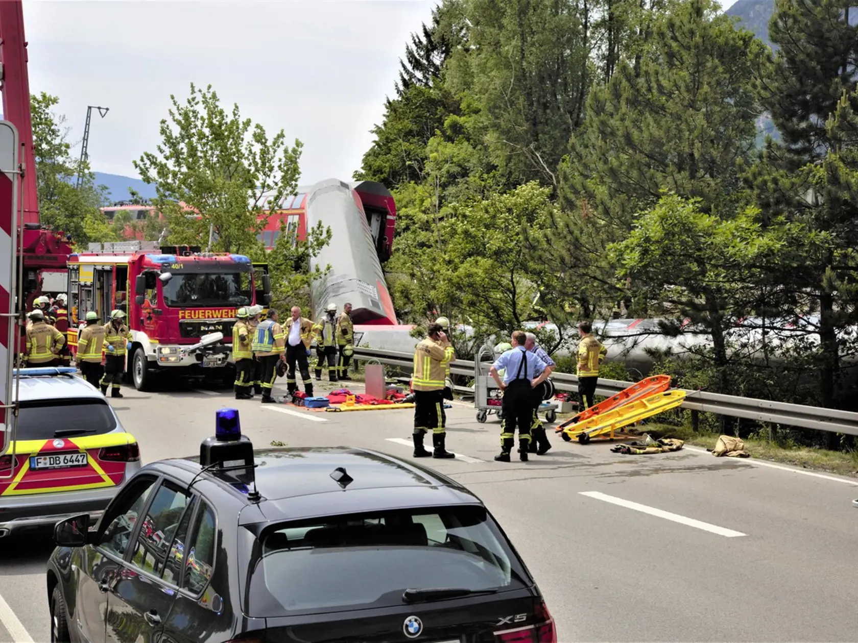 Na vykoľajenom vlaku smerujúcom do Mníchova sa prevrátili tri vozne, ľudí z nich vyťahovali oknami.