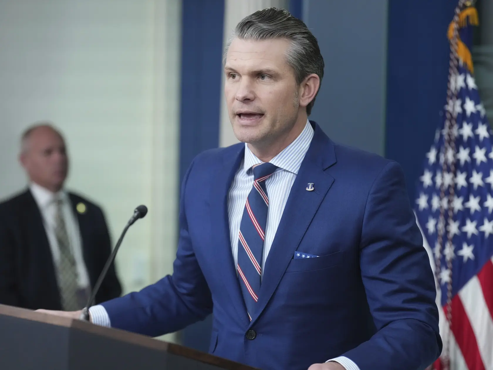 Americký prezident tvrdil, že Panama prevádzku prieplavu prenechala Číne a americkým lodiam prechádzajúcim cez prieplav účtovala vysoké poplatky. Panamská vláda tieto obvinenia dôrazne odmieta a upozorňuje, že prieplav spravuje spoločnosť nezávislá od vlády.