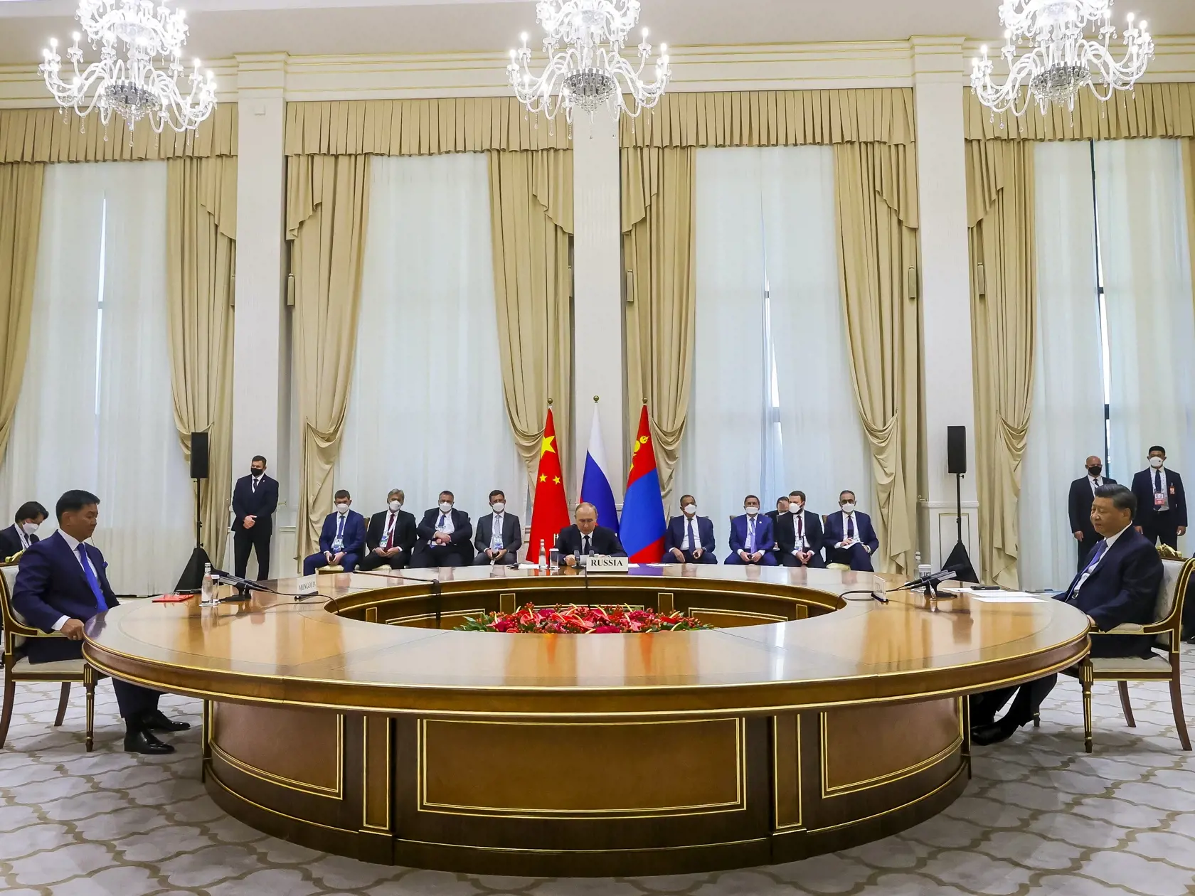 Na snímke za okrúhlym stolom sprava šéf čínskej komunistickej strany a prezident Si Ťin-pching a ruský prezident Vladimir Putin a mongolský premiér Ukhnaagiin Khürelsükh počas trilaterálneho stretnutia počas summitu Šanghajskej organizácie pre spoluprácu v druhom najväčšom meste Uzbekistanu Samarkande 15. septembra 2022.