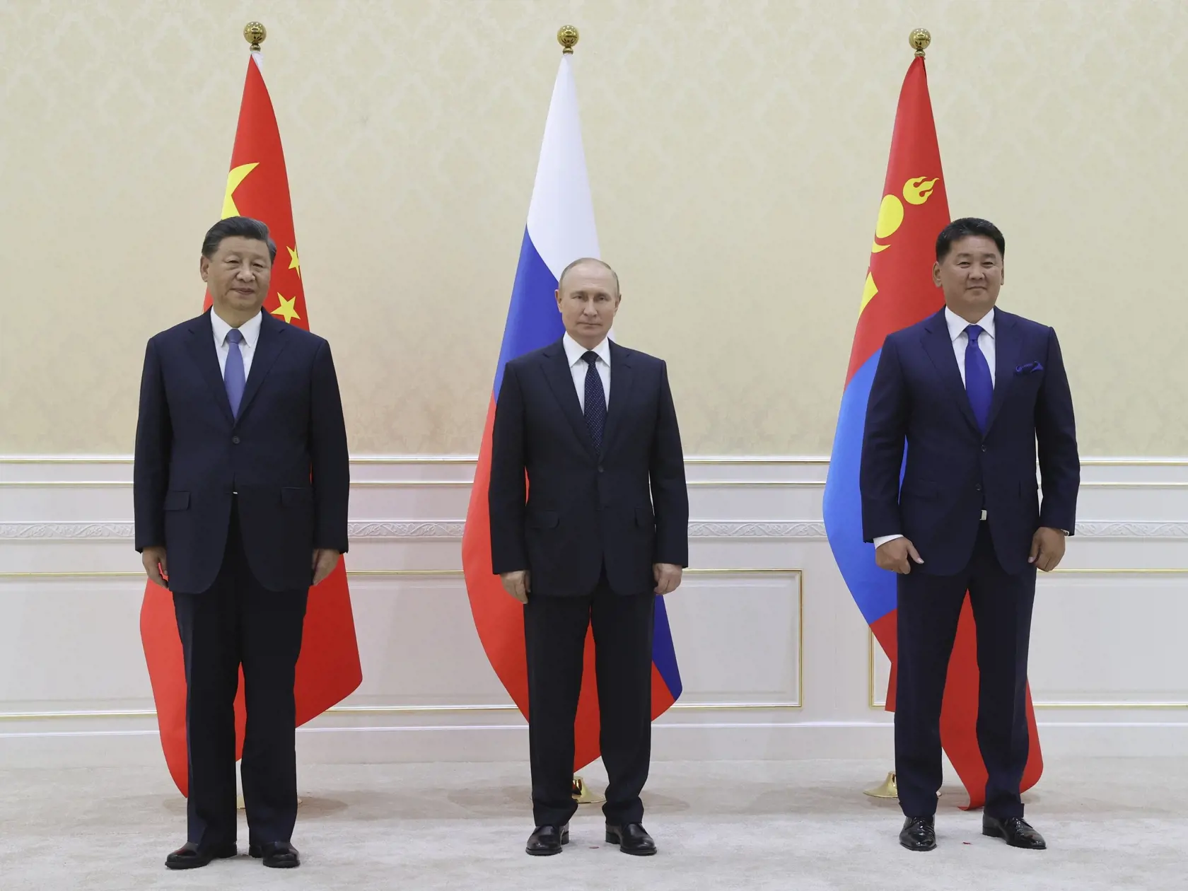 Na snímke sprava mongolský premiér Ukhnaagiin Khürelsükh, ruský prezident Vladimir Putin a šéf čínskej komunistickej strany a prezident Si Ťin-pching pózujú počas summitu Šanghajskej organizácie pre spoluprácu v druhom najväčšom meste Uzbekistanu Samarkande 15. septembra 2022.