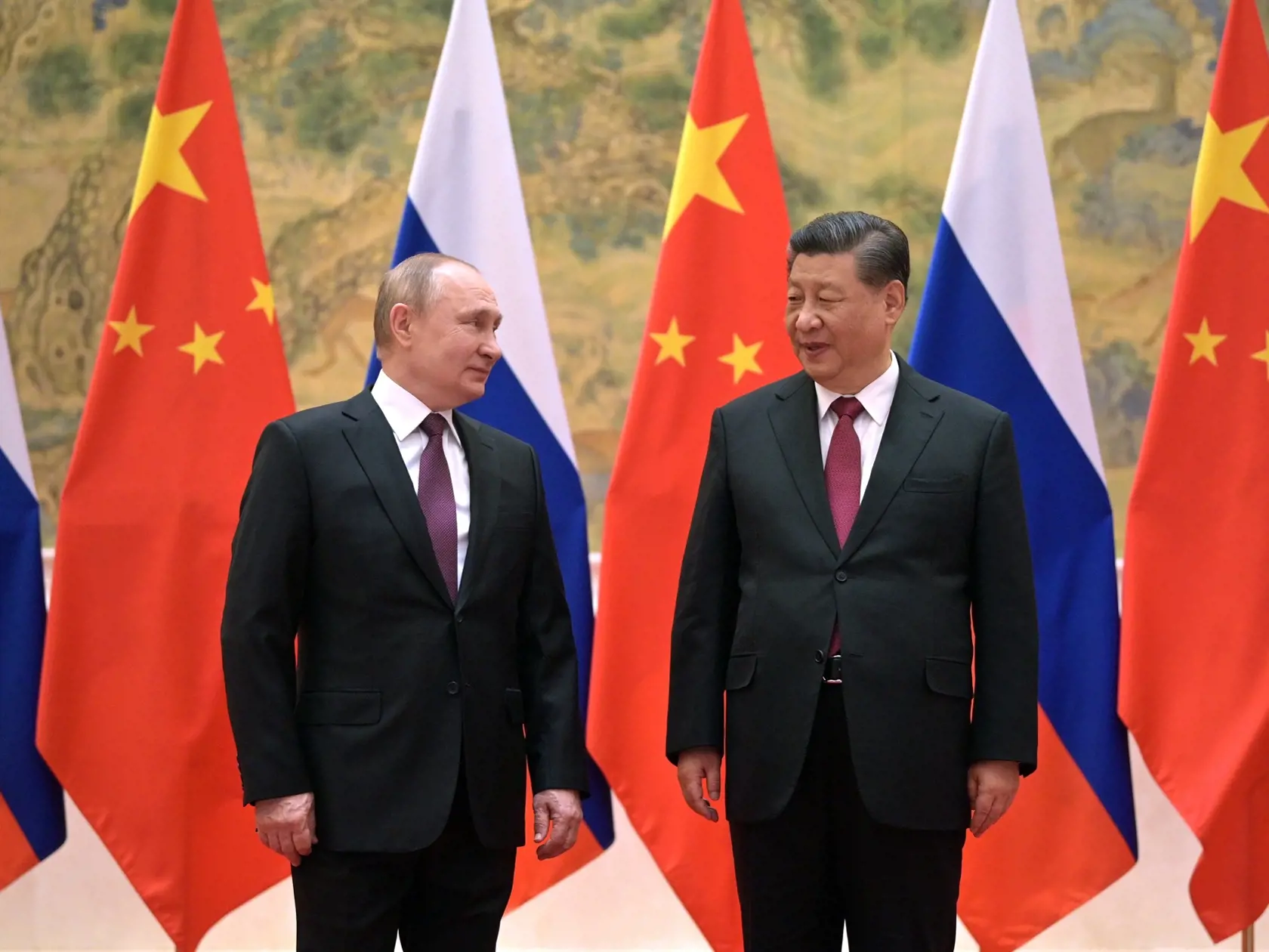 Čínsky prezident Si Ťin-pching (vpravo) a ruský prezident Vladimir Putin pózujú pred ich stretnutím v Pekingu 4. februára 2022. Putin v piatok pricestoval do Pekingu na otvorenie tohtoročných zimných olympijských hier 2022.