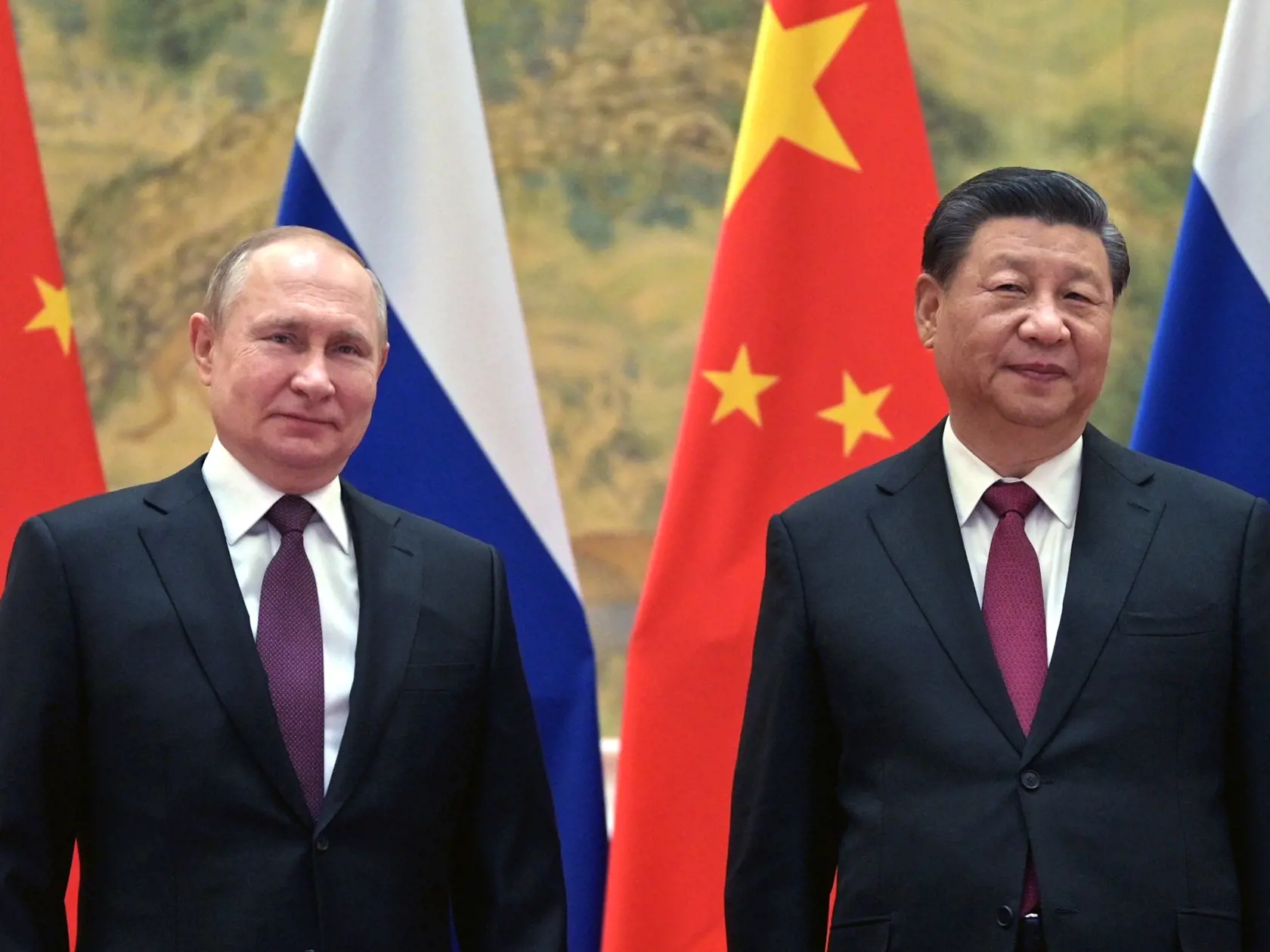 Čínsky prezident Si Ťin-pching (vpravo) a ruský prezident Vladimir Putin pózujú pred ich stretnutím v Pekingu 4. februára 2022. Putin v piatok pricestoval do Pekingu an otvorenie tohtoročných zimných olympijských hier 2022.
