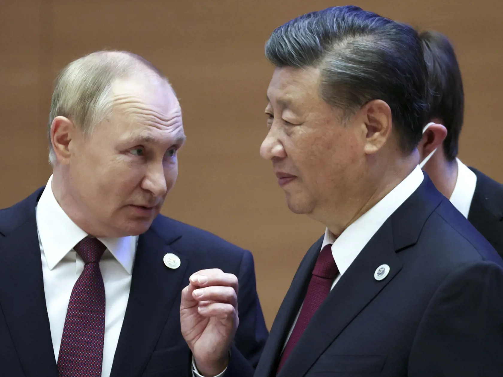 Ruský prezident Vladimir Putin (vľavo) a čínsky prezident Si Ťin-pching diskutujú na regionálnom summite - Šanghajskej organizácie pre spoluprácu (SCO) - v uzbeckom meste Samarkand v piatok 16. septembra 2022.