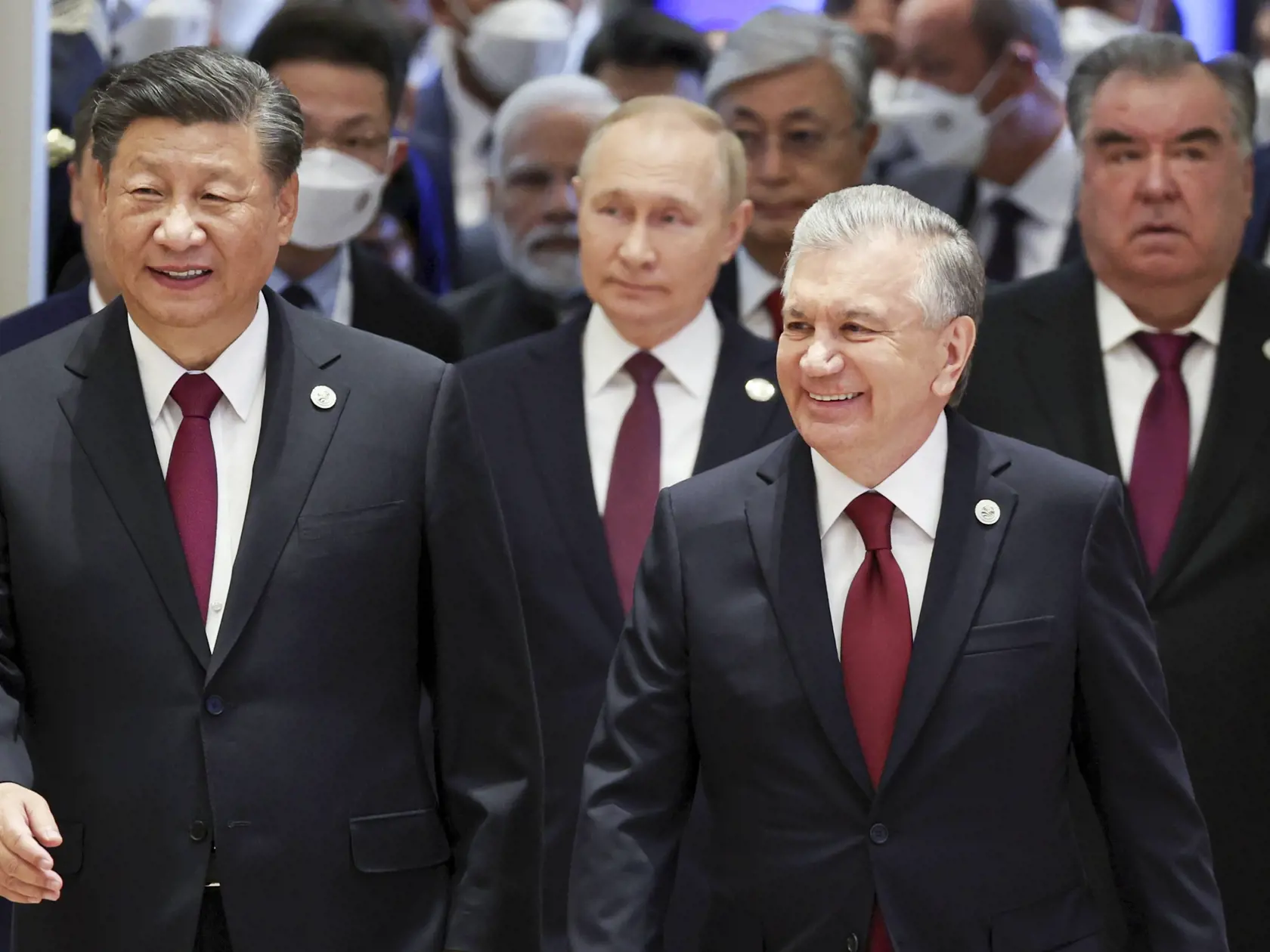 Čínsky prezident Si Ťin-pching (vľavo), ruský prezident Vladimir Putin (uprostred), uzbecký prezident Šavkat Mirzojev (druhý sprava) a tadžický prezident Emomali Rachmon (vpravo) kráčajú počas summitu Šanghajskej organizácie pre spoluprácu (SCO) v uzbeckom meste Samarkand 16. septembra 2022.