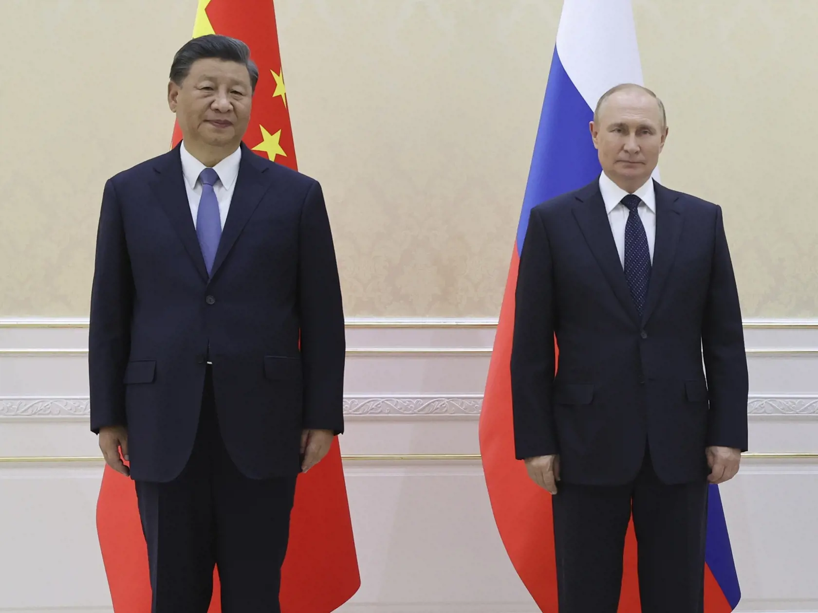 Na snímke sprava ruský prezident Vladimir Putin a šéf čínskej komunistickej strany a prezident Si Ťin-pching počas summitu Šanghajskej organizácie pre spoluprácu v druhom najväčšom meste Uzbekistanu Samarkande 15. septembra 2022.