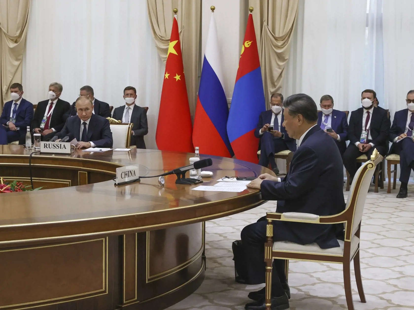 Na snímke v popredí sprava šéf čínskej komunistickej strany a prezident Si Ťin-pching a ruský prezident Vladimir Putin počas trilaterálneho stretnutia s mongolským premiérom Ukhnaagiinom Khürelsükhom počas summitu Šanghajskej organizácie pre spoluprácu v druhom najväčšom meste Uzbekistanu Samarkande 15. septembra 2022.