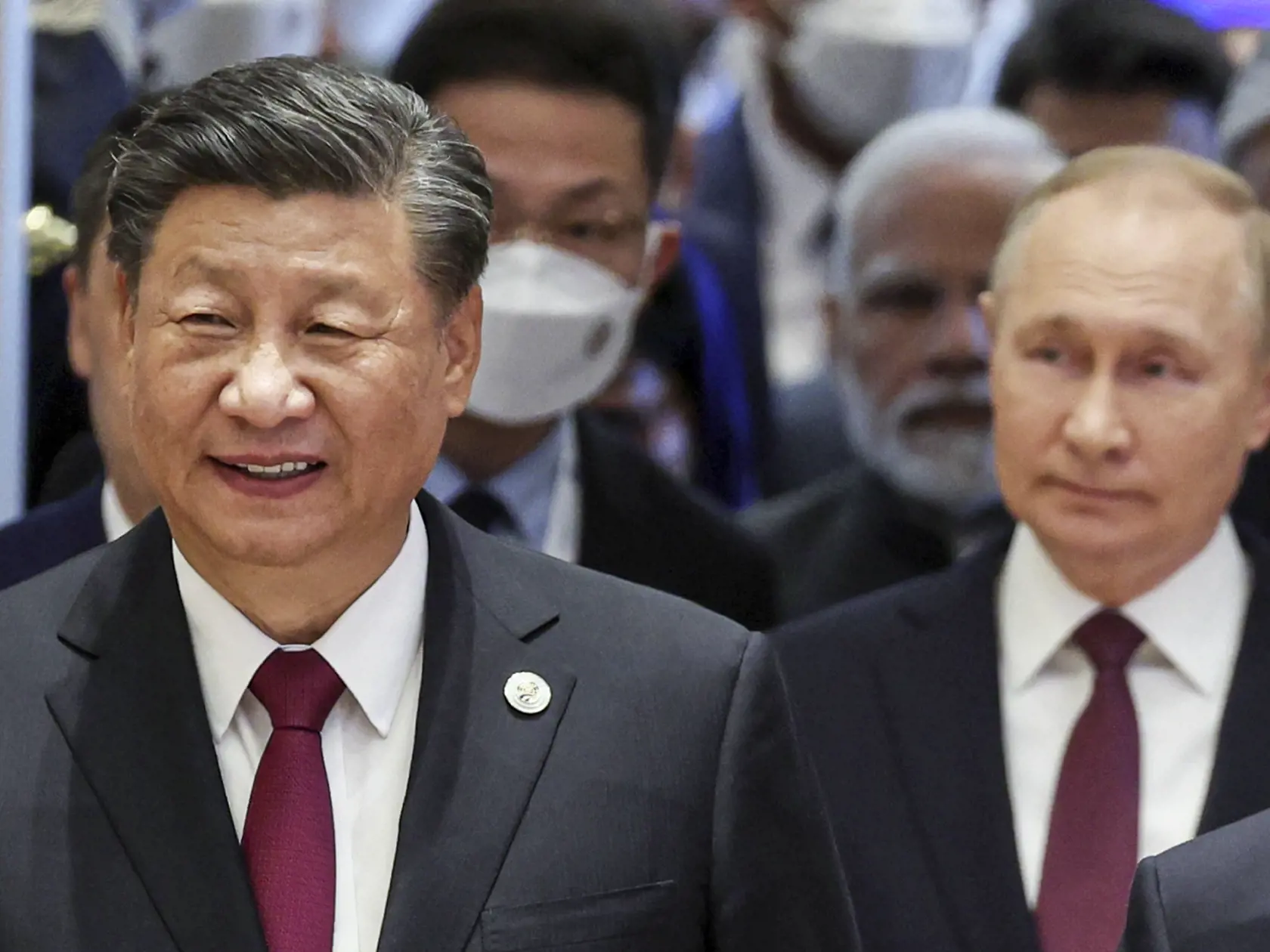 Čínsky prezident Si Ťin-pching (vľavo) a ruský prezident Vladimir Putin kráčajú počas summitu Šanghajskej organizácie pre spoluprácu (SCO) v uzbeckom meste Samarkand 16. septembra 2022.