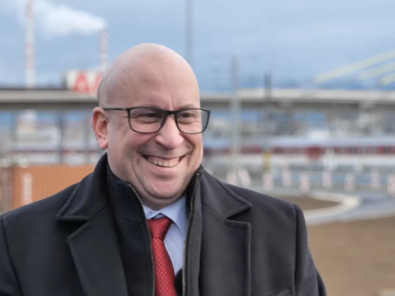 Takto vysmiateho ministra ste ešte nevideli. Rozpráva vtipy a smeje sa od ucha k uchu.