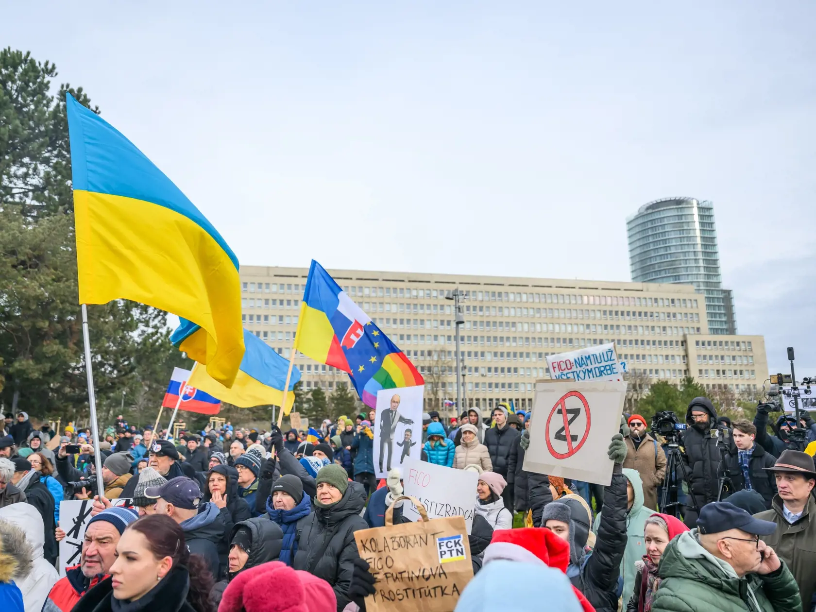 Na snímke protest proti nedeľnej návšteve predsedu vlády SR Roberta Fica (Smer-SD) v Moskve na Námestí slobody v Bratislave v pondelok 23. decembra 2024.