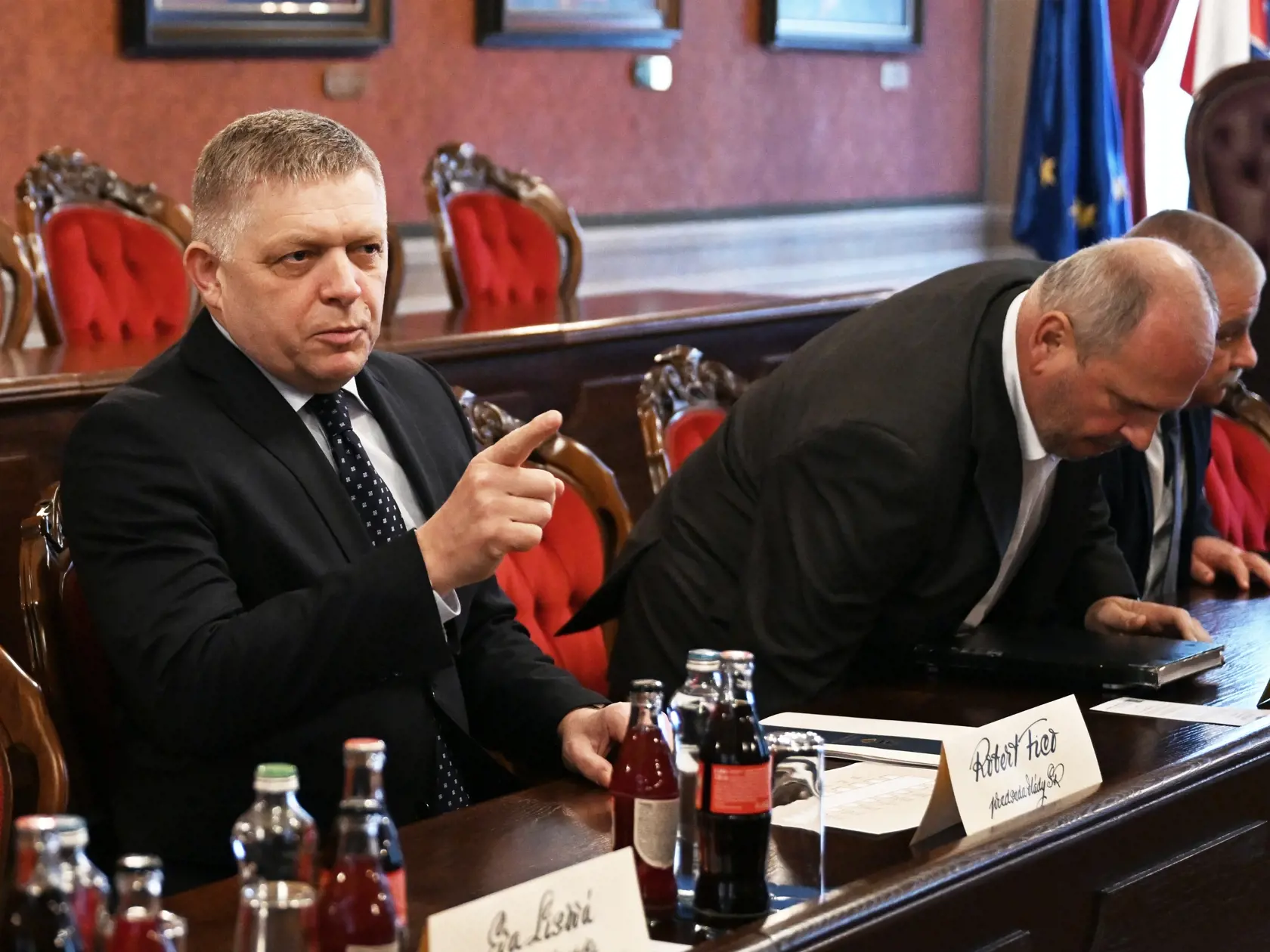 Na snímke zľava predseda vlády SR Robert Fico (Smer-SD) a primátor Košíc Jaroslav Polaček počas pracovného stretnutia na tému program štátom podporovaného nájomného bývania za účasti zástupcov Ministerstva dopravy SR, Agentúry štátom podporovaného nájomného bývania, mesta Košice, Košickej arcidiecézy a zástupcov investora v Košiciach 16. januára 2025. FOTO TASR – František Iván